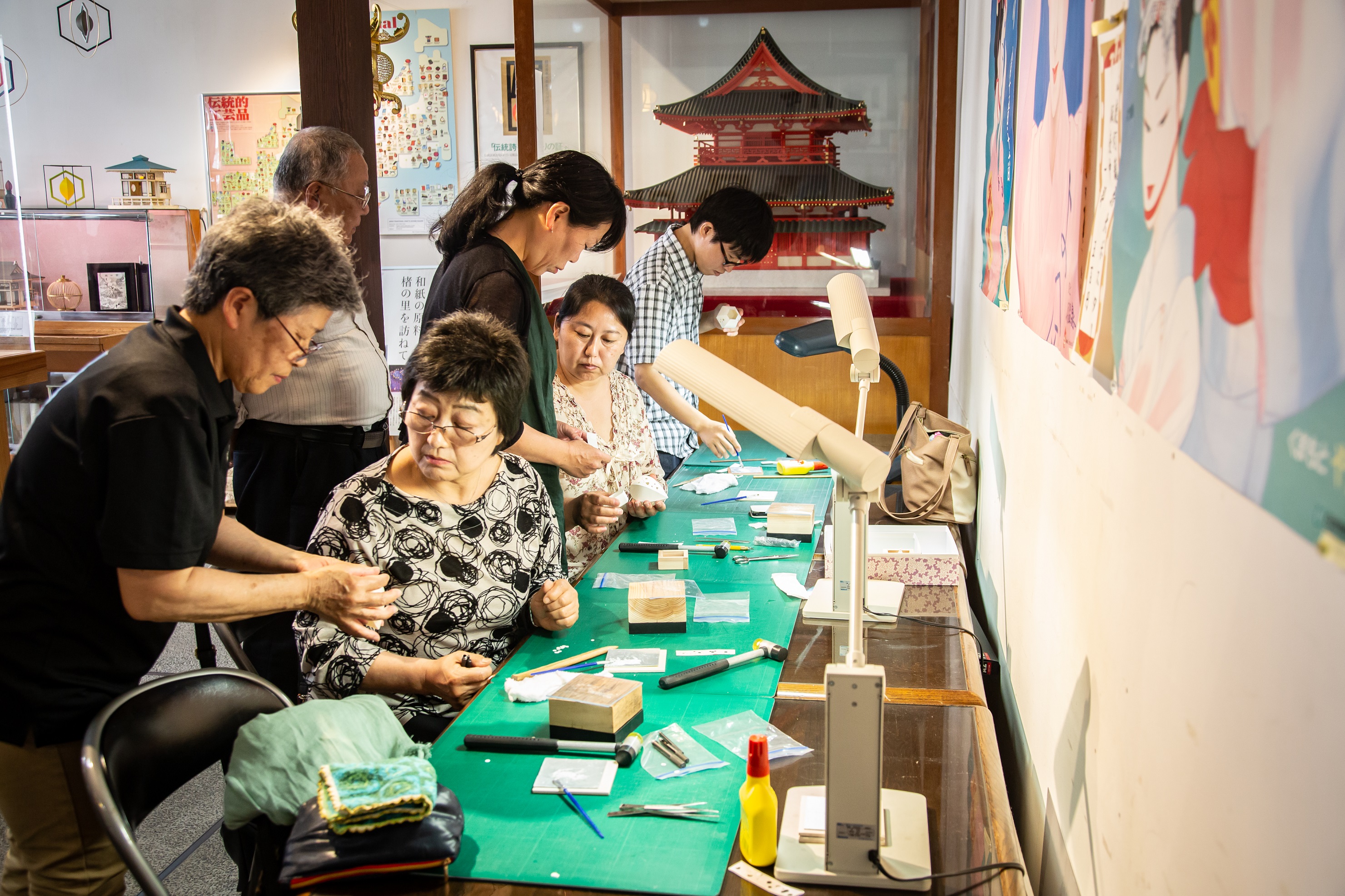 「山鹿燈籠民藝館」的燈籠師帶領遊客體驗傳統工藝。