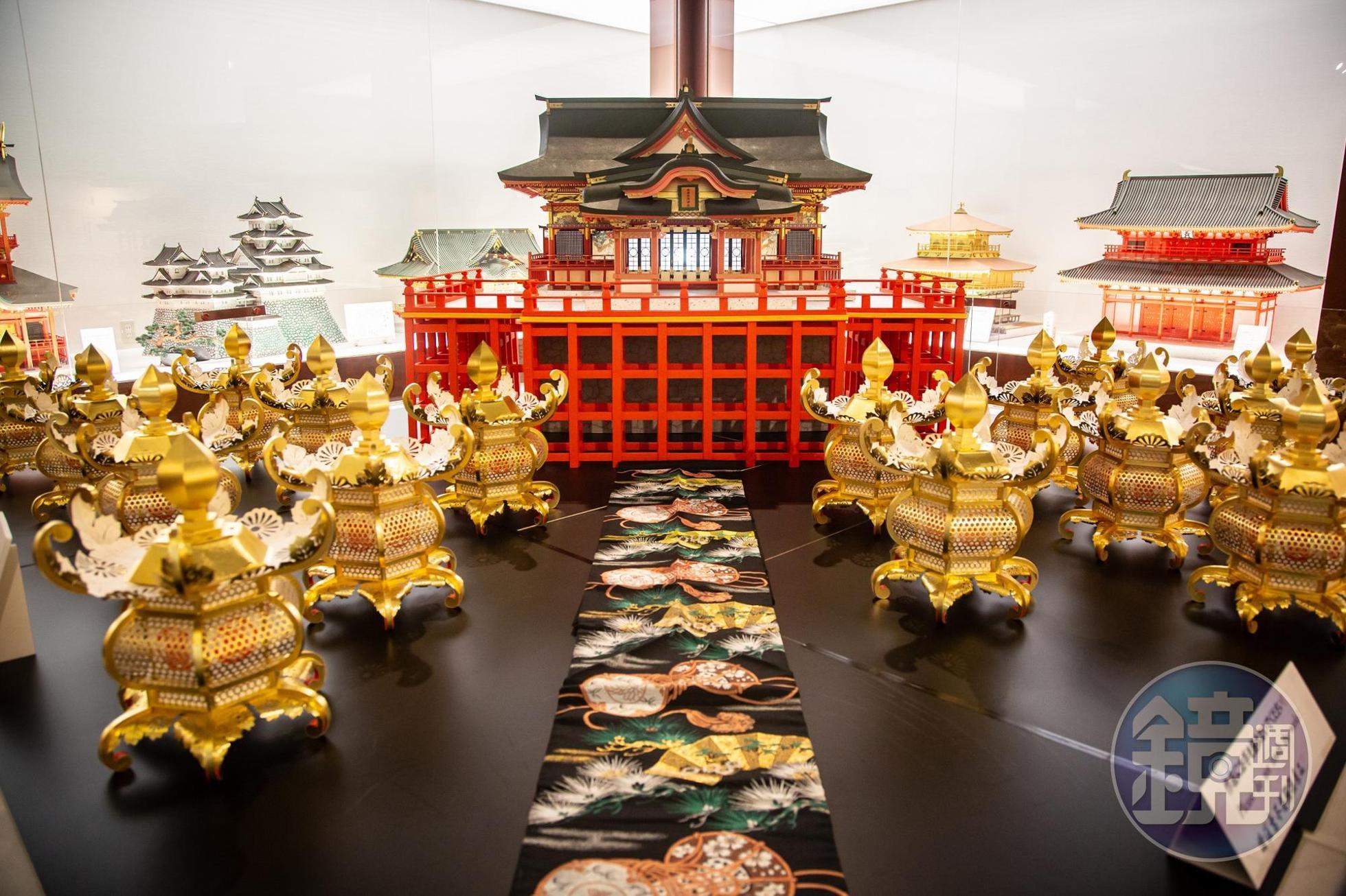 「山鹿燈籠」不僅是燈籠創作，現場擬真細致的神社模型也是和紙製作。