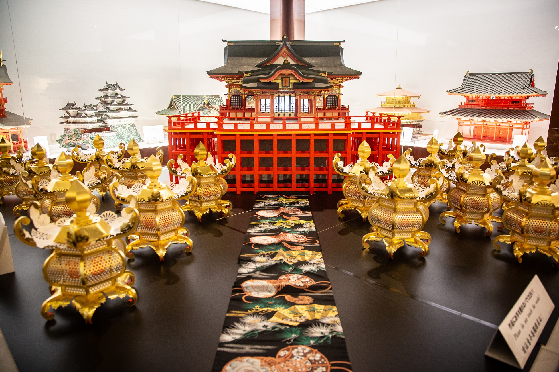 「山鹿燈籠」不僅是燈籠創作，現場擬真細致的神社模型也是和紙製作。