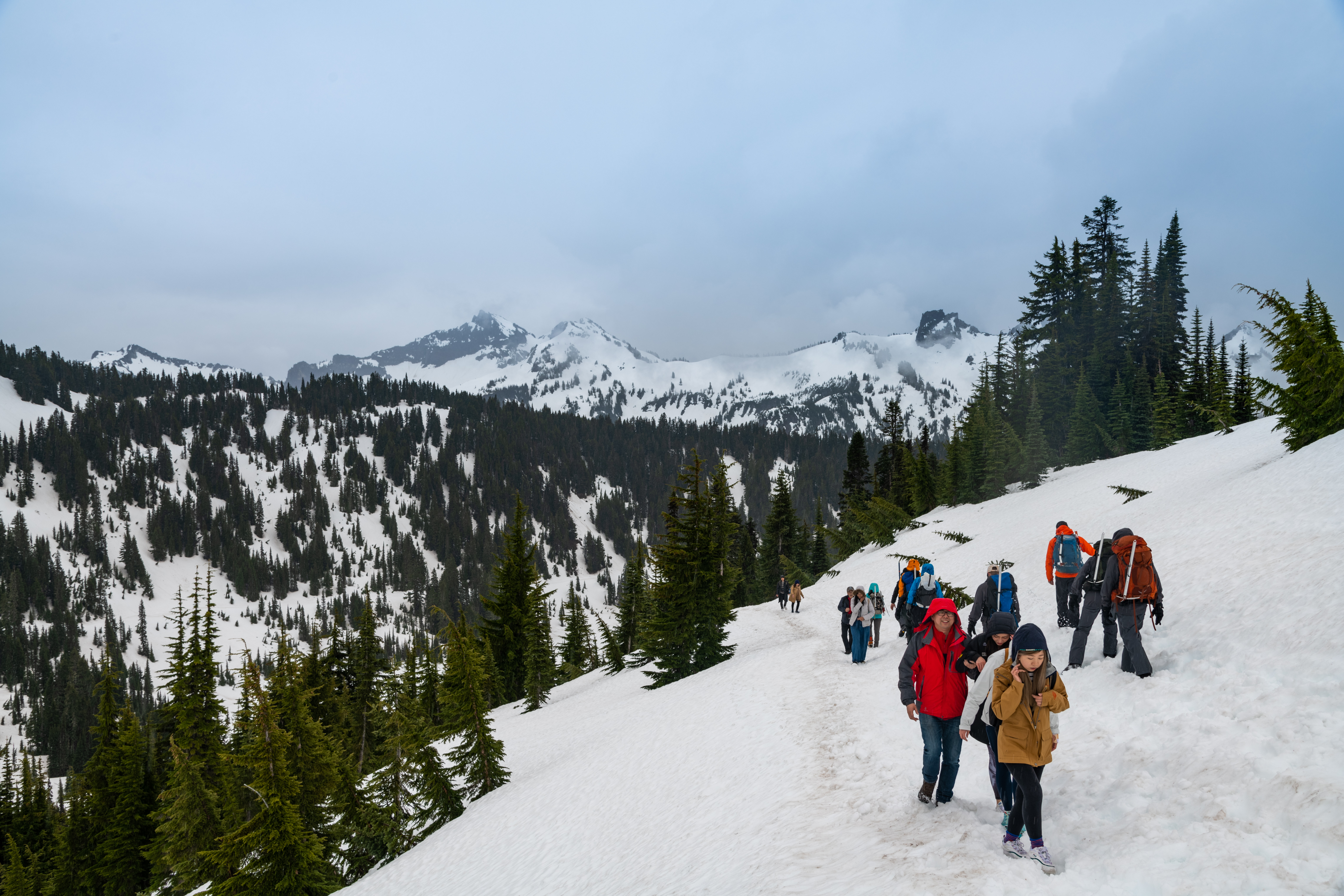 5月中旬的雷尼爾山，仍有厚厚積雪，在雪地裡健行，很考驗體力。