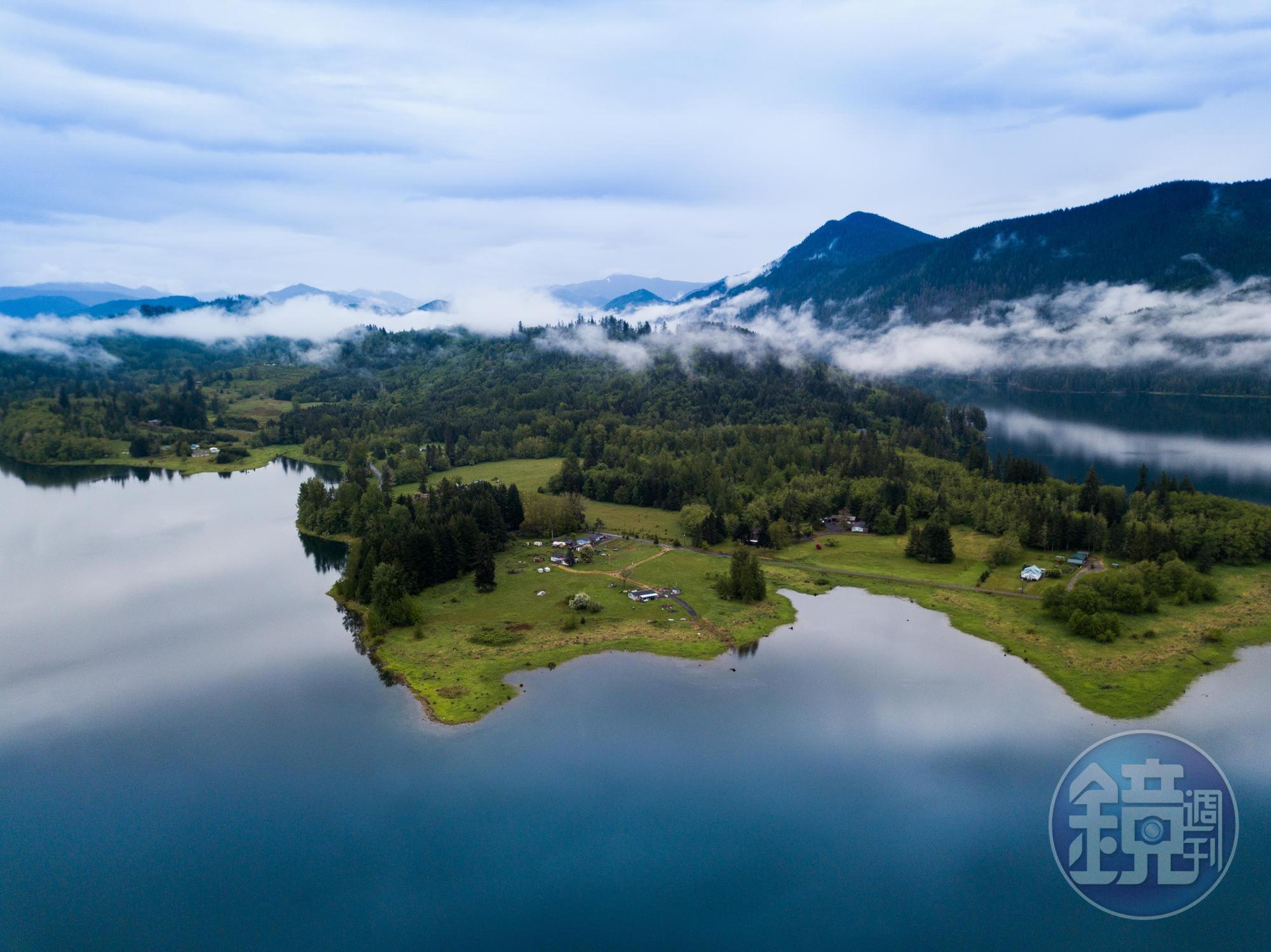 從空中俯瞰「Alder Lake Park」，雲霧繚繞，有如仙境，這裡也是很有名的露營地。