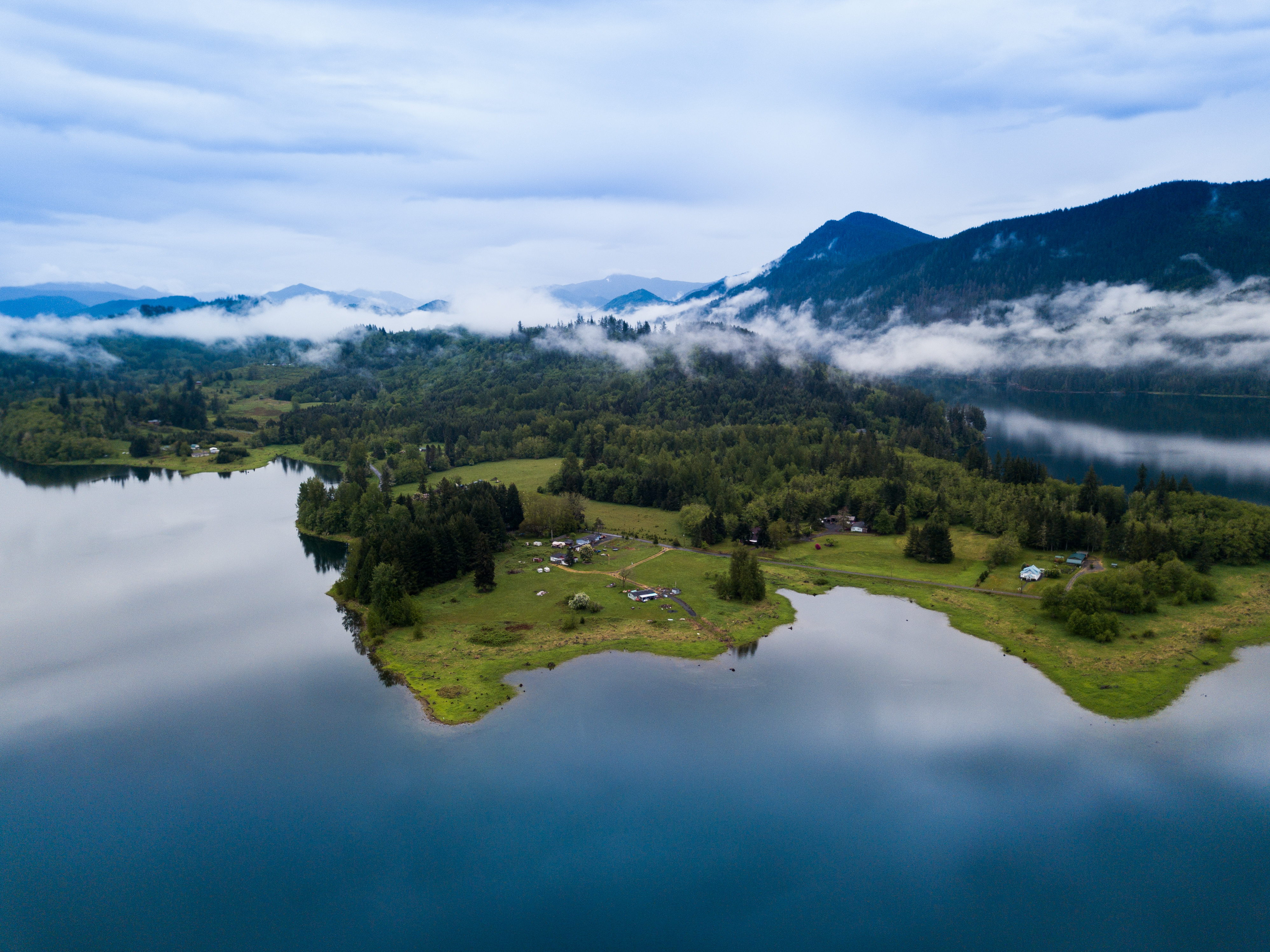 從空中俯瞰「Alder Lake Park」，雲霧繚繞，有如仙境，這裡也是很有名的露營地。
