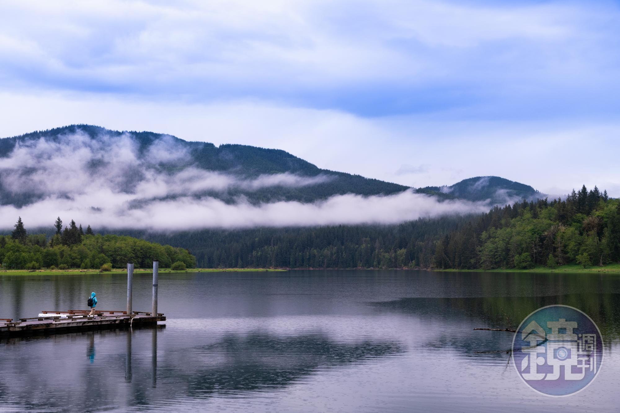 走過湖上的木棧道，可從另一角度欣賞Alder Lake的美。