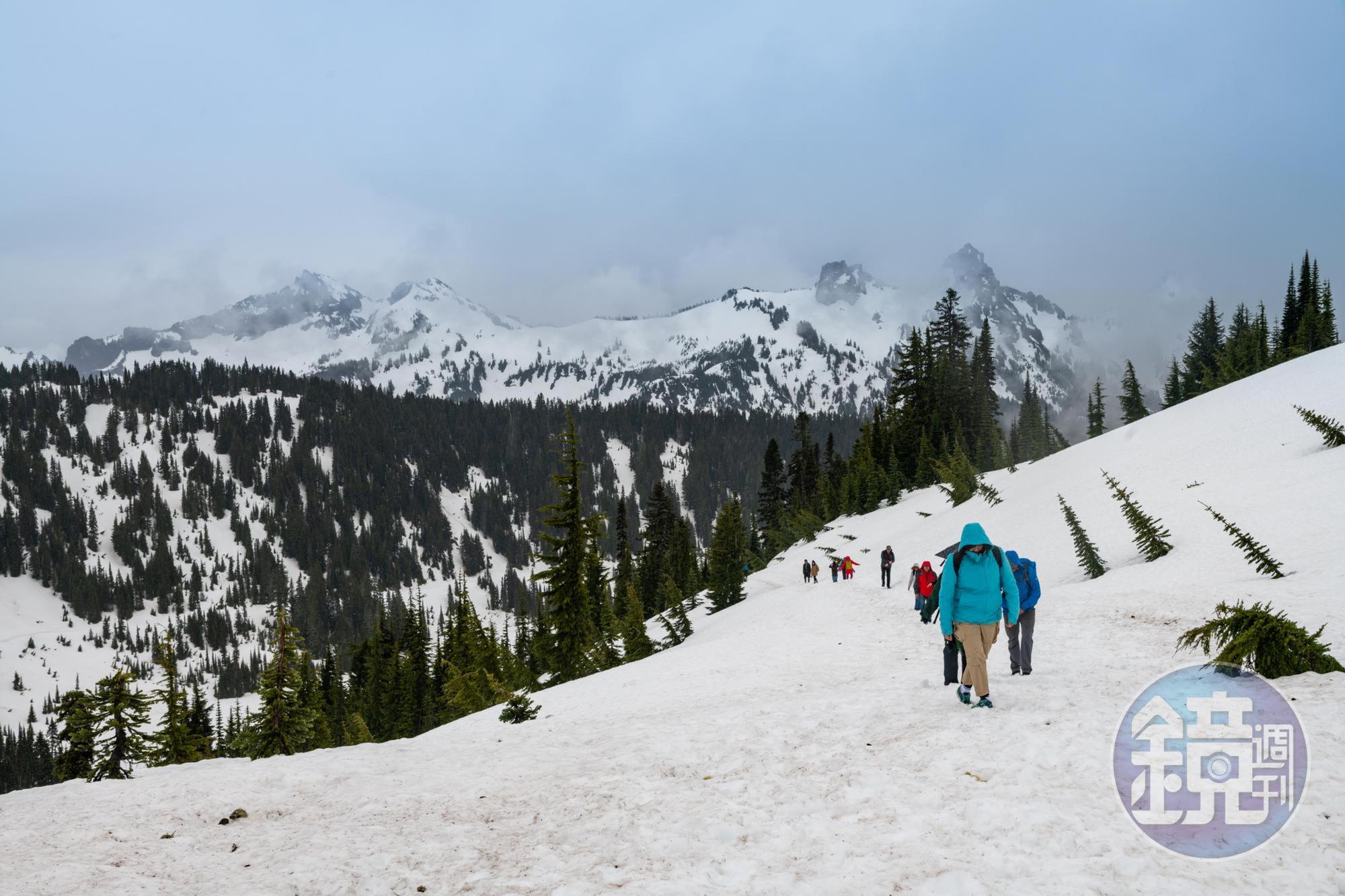 從天堂出發，在雪地裡艱難跋涉近2小時，沿途可欣賞大山與冰河之美。