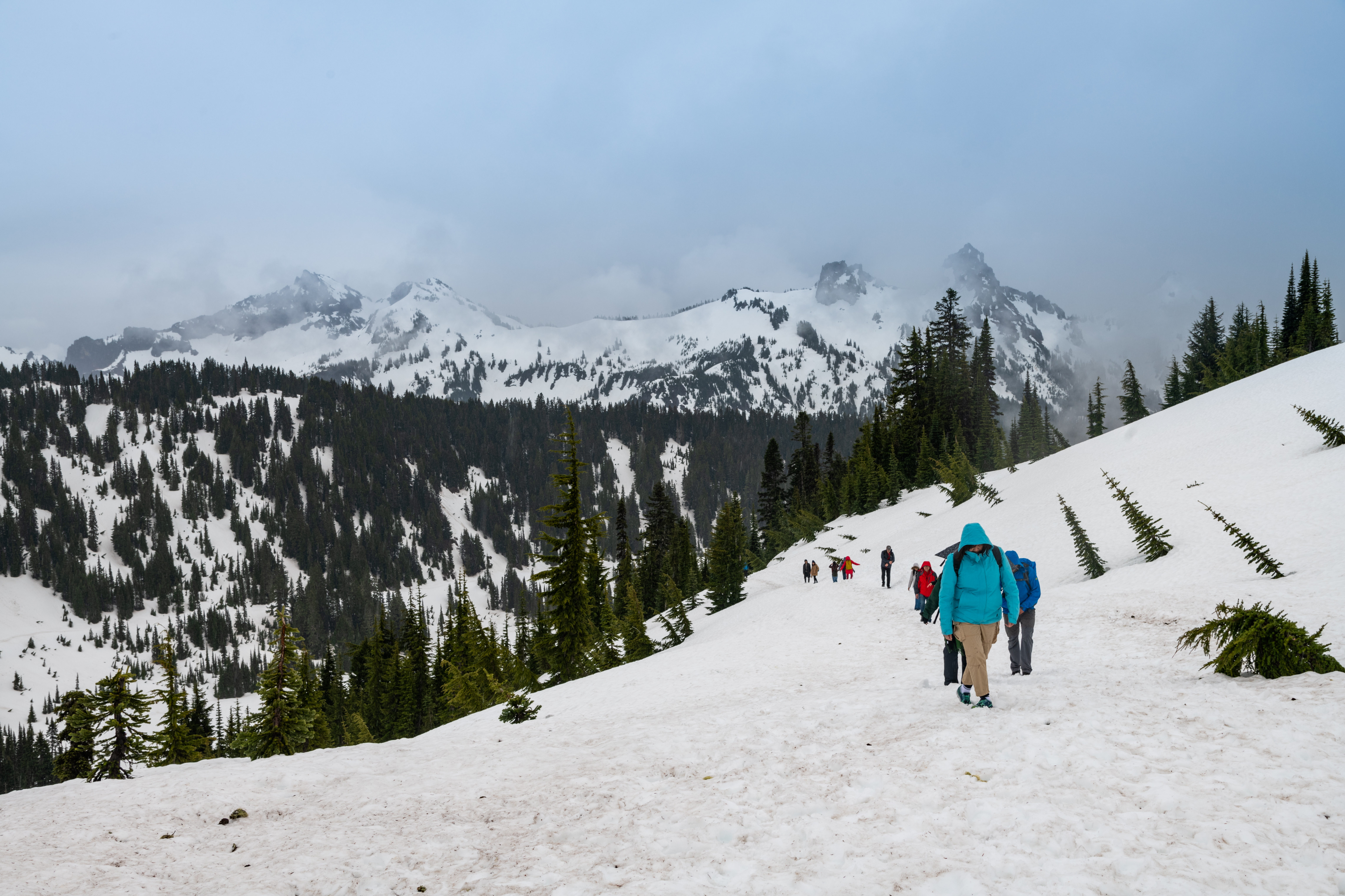從天堂出發，在雪地裡艱難跋涉近2小時，沿途可欣賞大山與冰河之美。