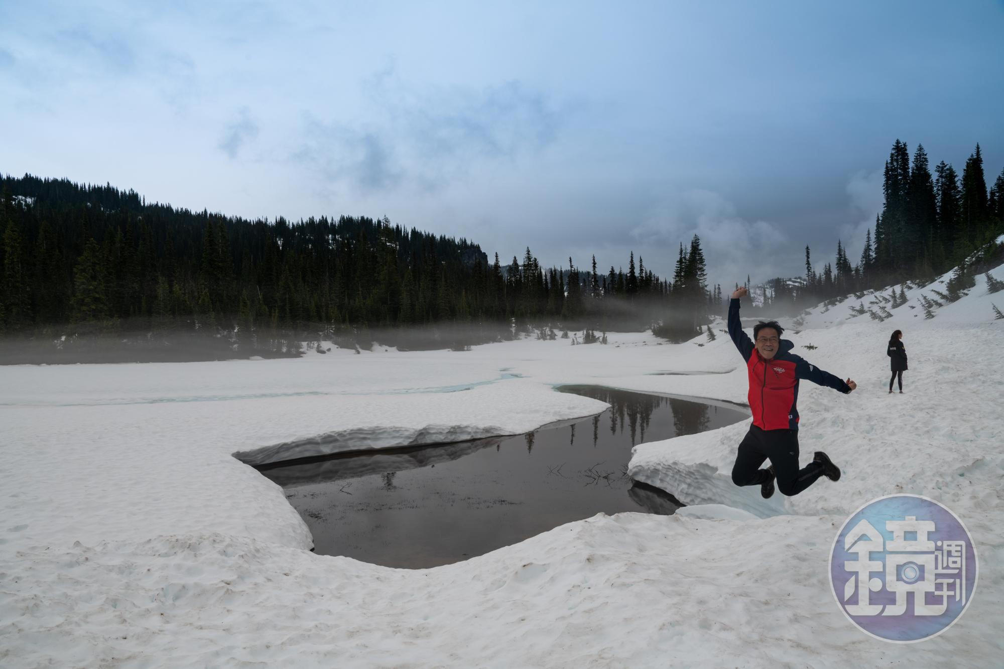 在雪地裡奮力一跳，是來雷尼爾山一定要做的事。