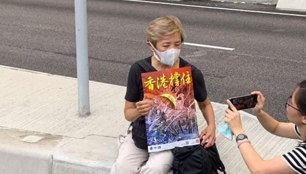 葉德嫻被目擊現身九龍區大遊行,手拿「香港撐住」海報,為上街頭的港人打氣。(翻攝潘小濤臉書)