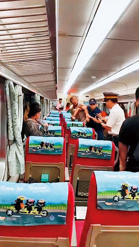 勇警李承翰在自強號車廂與揮舞尖刀的鄭嫌扭打,不幸遭刺中腹部,送醫後不治。(翻攝畫面)