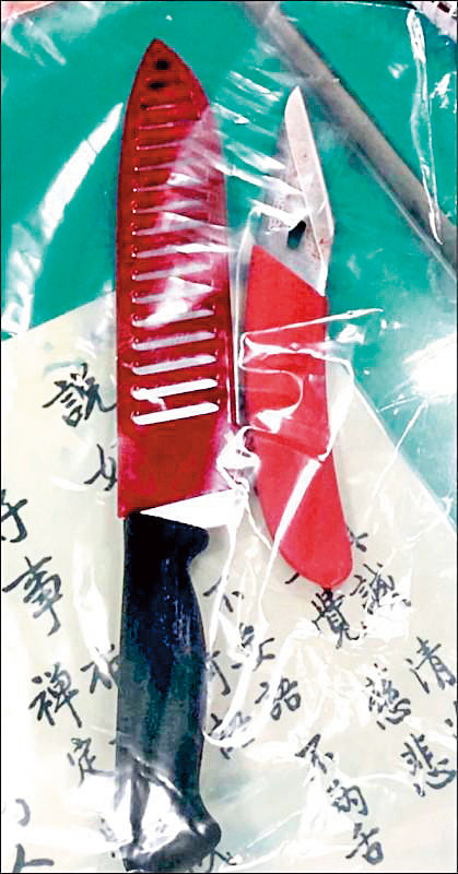 警方從鄭嫌身上搜出尖刀及水果刀。（翻攝畫面）
