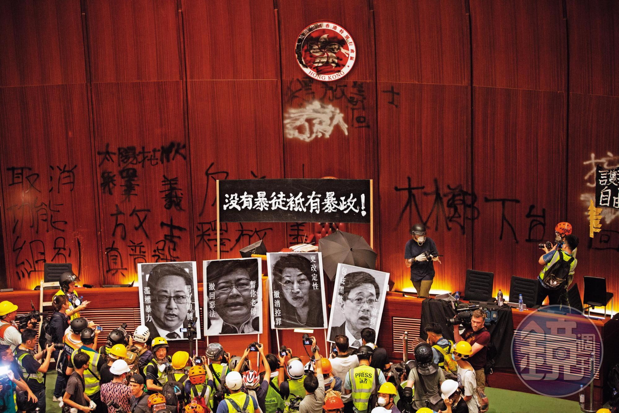 AIT認為香港反送中抗爭效應持續延燒,將有利蔡英文連任選情。圖為7月1日抗爭群眾占領立法會場景。
