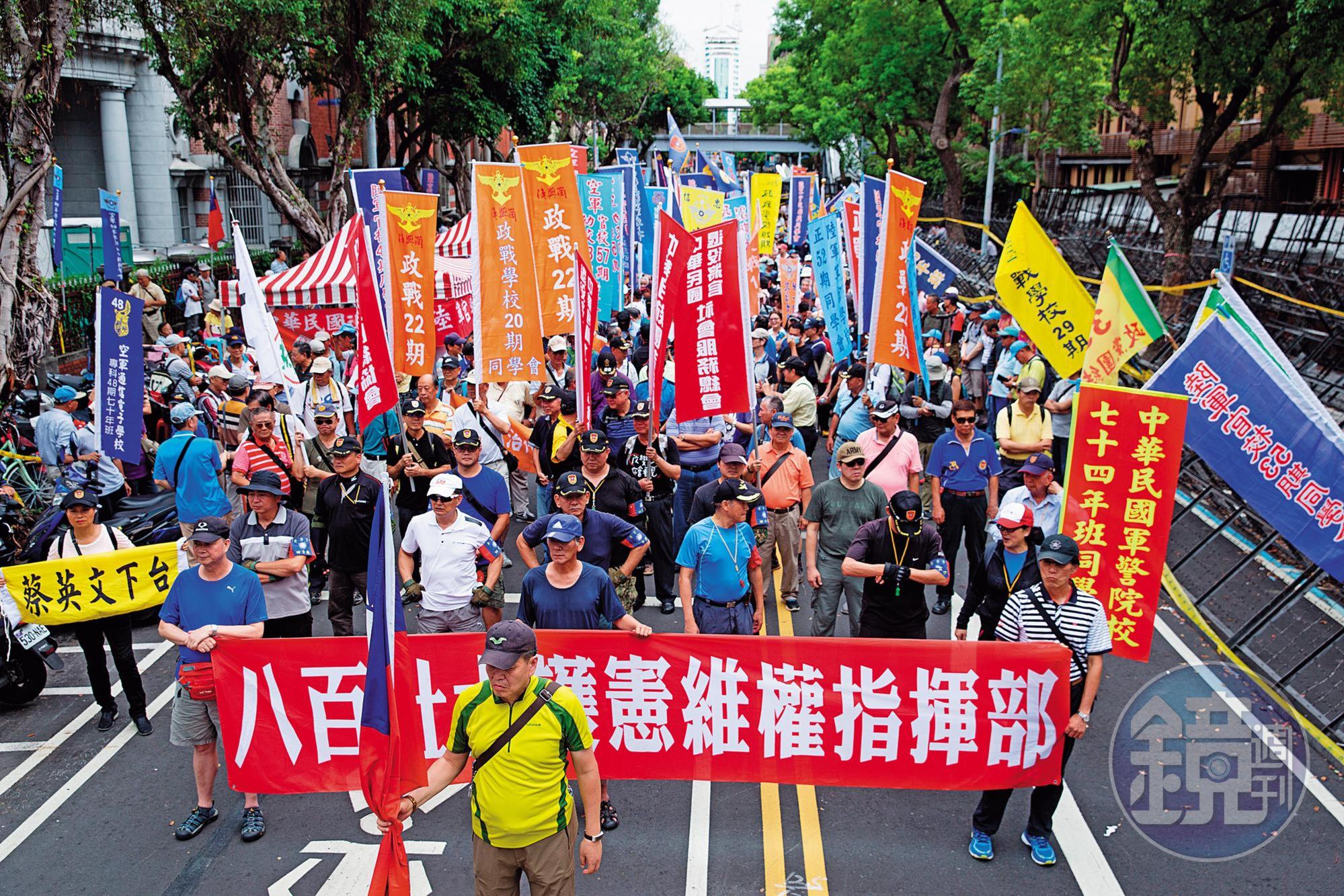 除了搶攻年輕票外，白色聯盟也主張恢復年金改革，還給軍公教尊嚴。