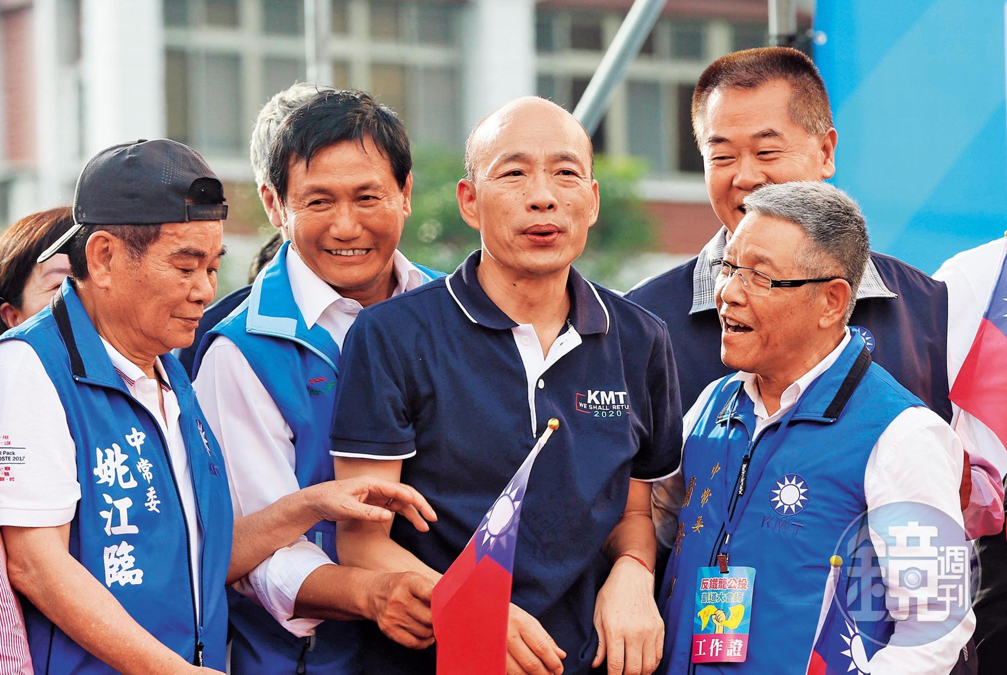 吳蕚洋形容韓國瑜（中）就像政治跳蚤，將力催落跑條款，杜絕帶職參選。