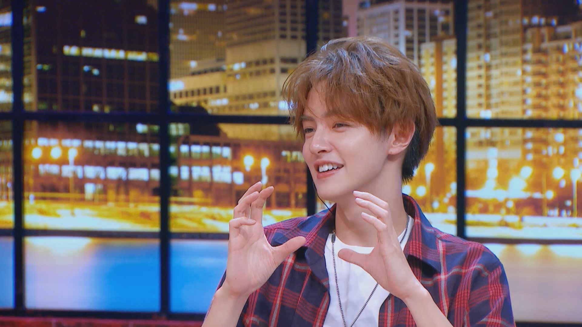 中天《心動的信號》在節目中擔任心動偵探之一的官鴻,因演出《新流星花園》,打開知名度。(中天提供)