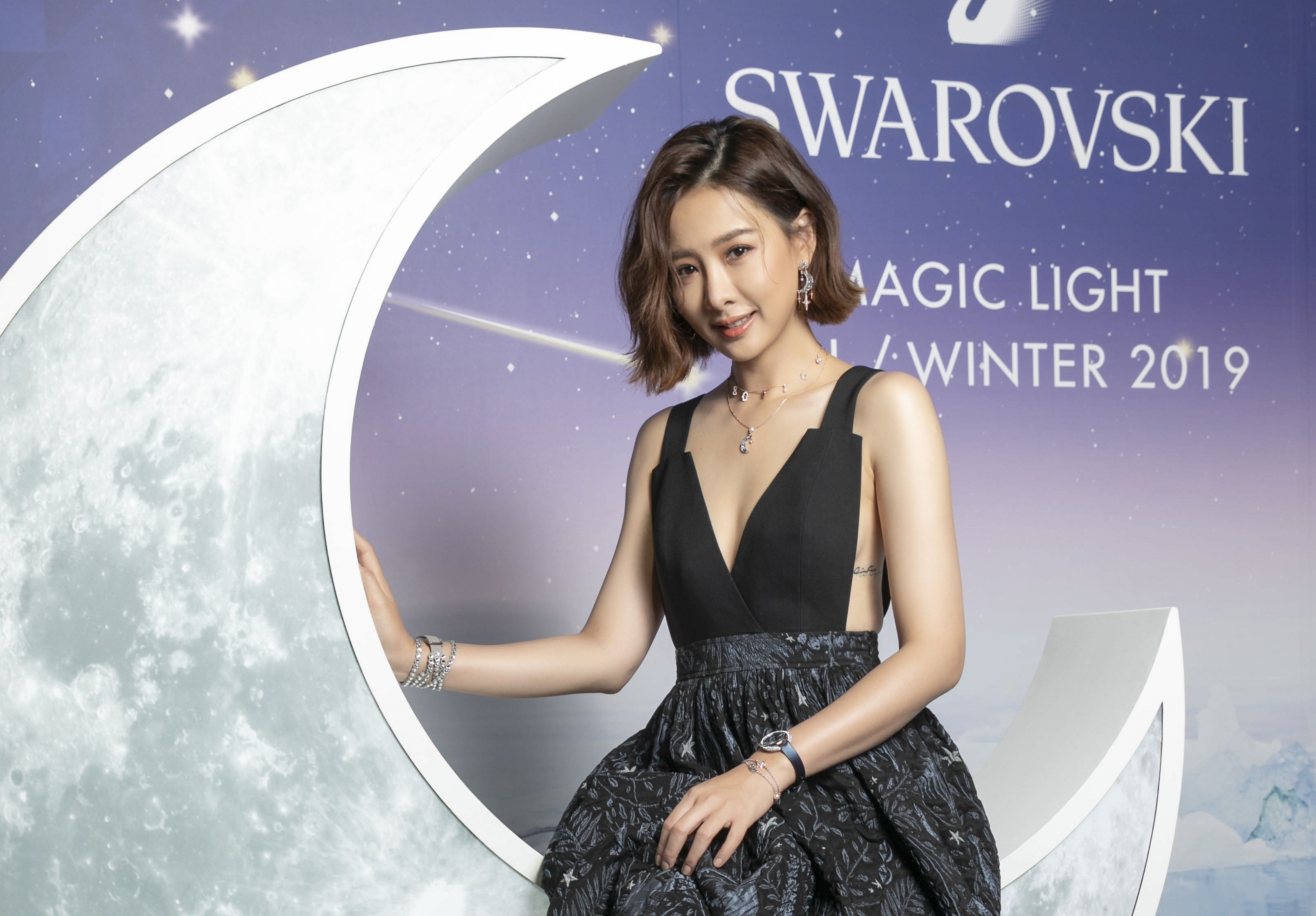 安心亞日前出席施華洛世奇新品活動,身上配戴秋冬「Magic Light」系列,在現場許願愛情趕快降臨。(施華洛世奇提供)
