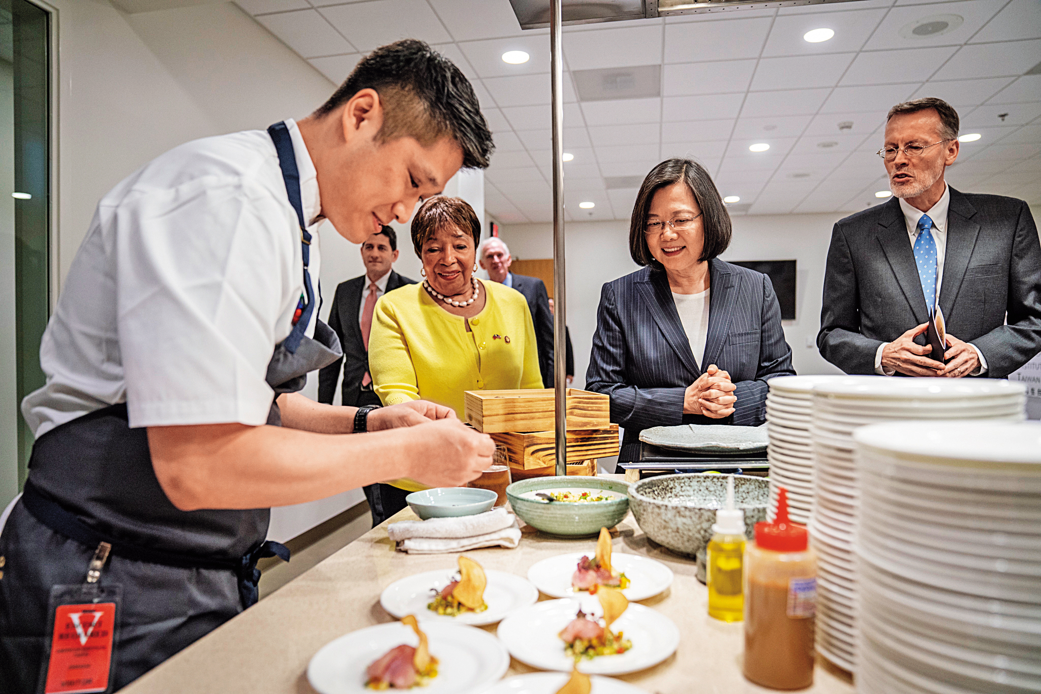 美國在台協會（AIT）關注台灣總統大選，看好總統蔡英文能夠連任。圖為蔡英文與AIT處長酈英傑4月出席《台灣關係法》40週年慶祝酒會。（總統府提供）