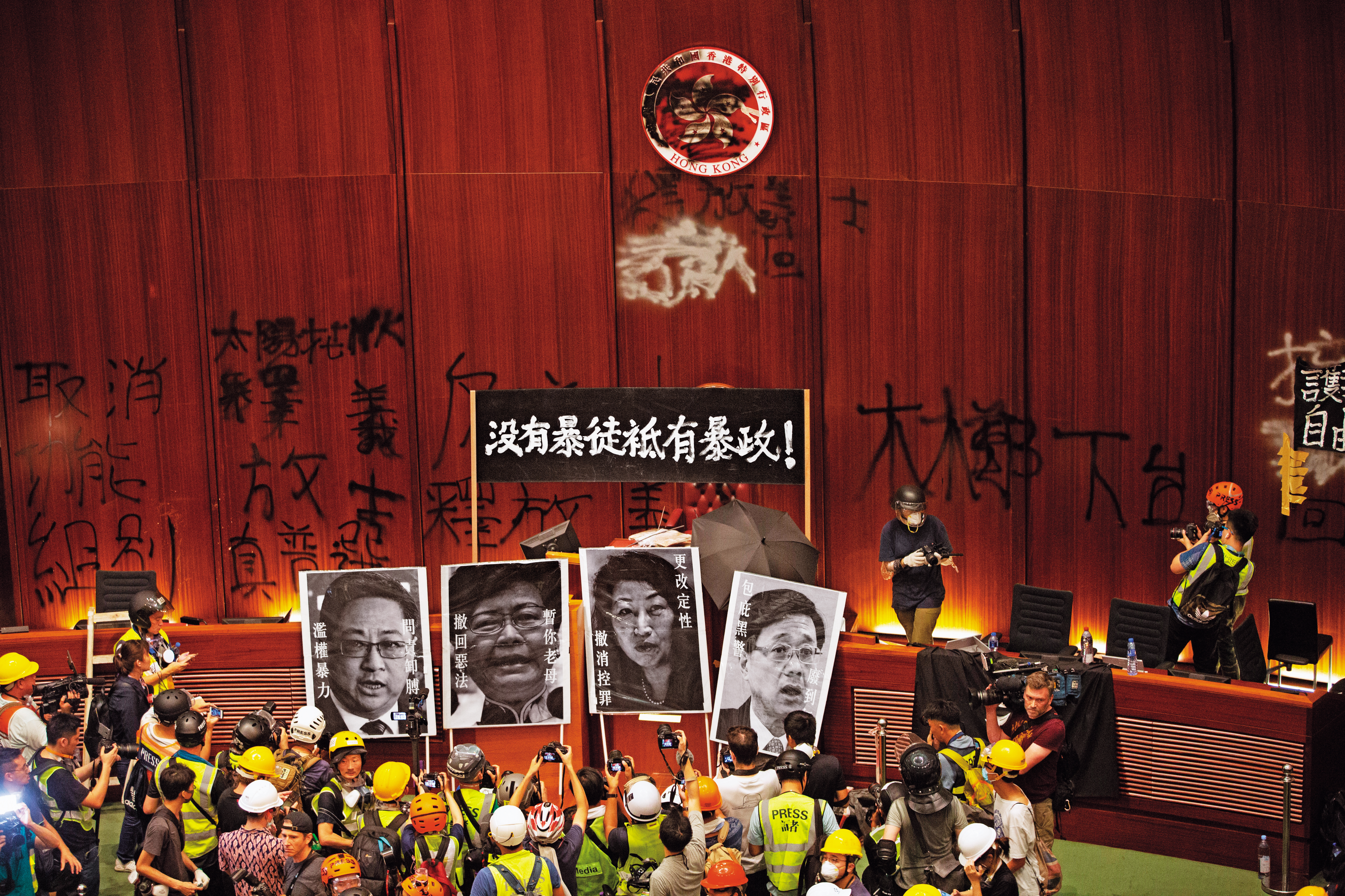 AIT認為香港反送中抗爭效應持續延燒，將有利蔡英文連任選情。圖為7月1日抗爭群眾占領立法會場景。