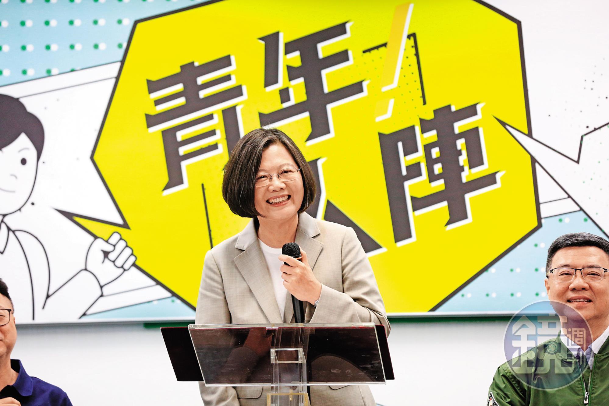 蔡英文經歷初選對手賴清德的強力挑戰，她與社會大眾之間的互動模式，出現判若2人的轉變。