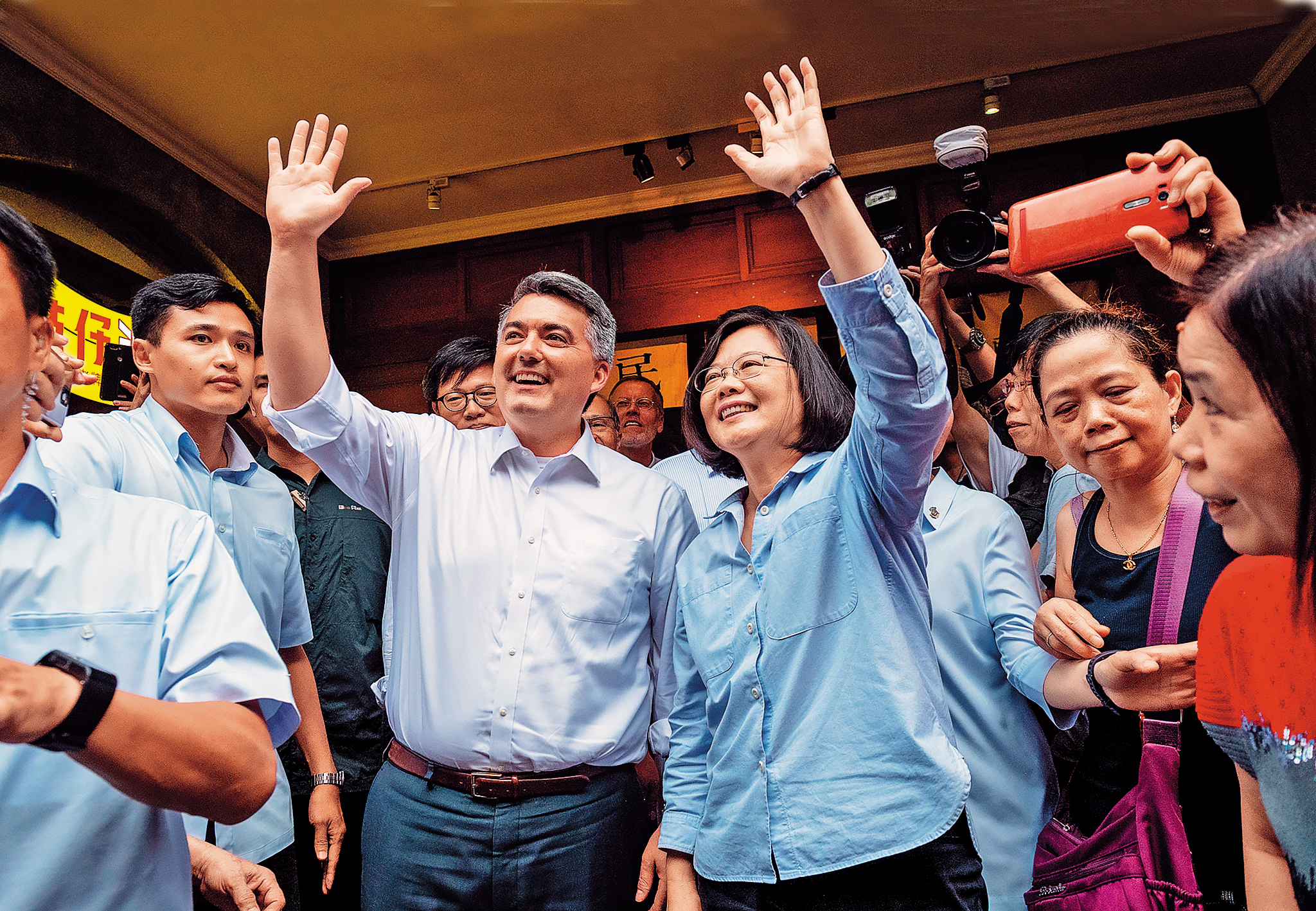 蔡英文本週將出訪中美洲友邦，並過境美國4晚。圖為6月2日蔡與美國參議院外交委員會亞太小組主席賈德納前往大稻埕參訪。（總統府提供）