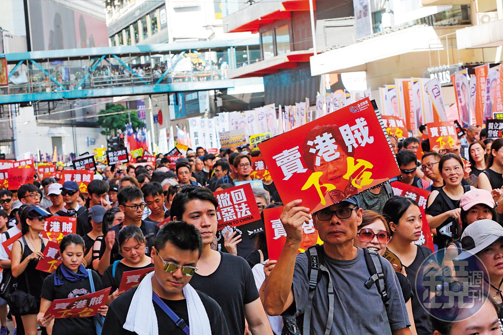 香港民運風潮，高潮迭起，訴求重點起先是「反送中」，後來變成拉林鄭月娥下台、清算警察部隊。