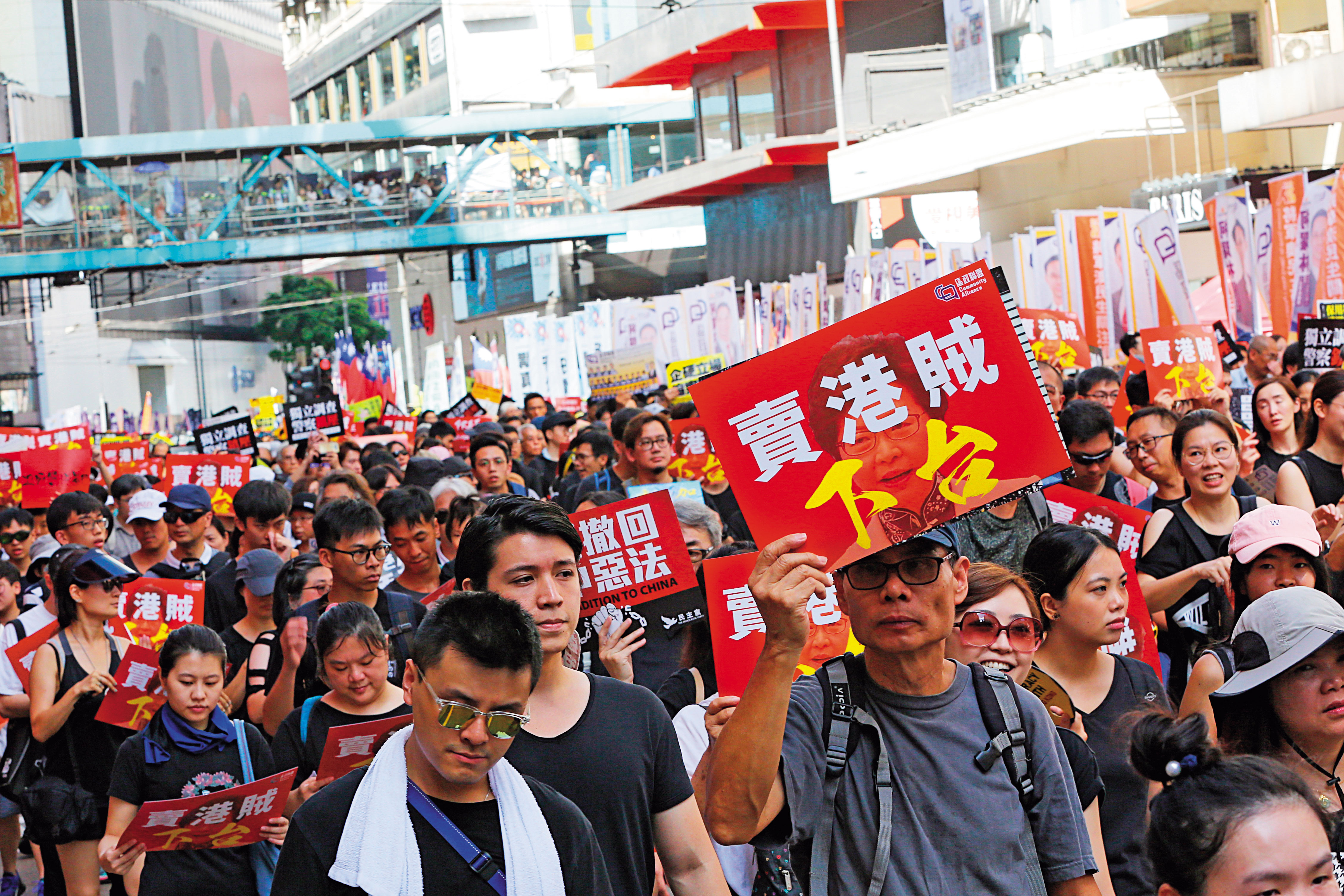 香港民運風潮，高潮迭起，訴求重點起先是「反送中」，後來變成拉林鄭月娥下台、清算警察部隊。