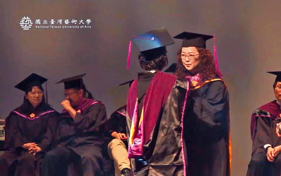 資深演員趙永馨(右二)就讀台藝大,目前正在拍攝畢業製作作品,一圓自己的導演夢。(翻攝自趙永馨臉書)