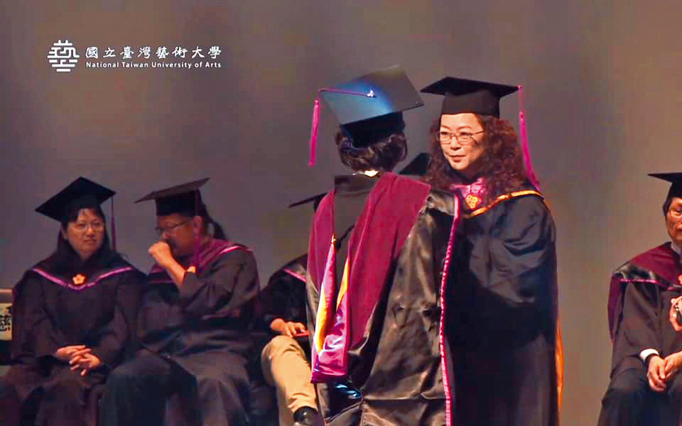 資深演員趙永馨（右二）就讀台藝大，目前正在拍攝畢業製作作品，一圓自己的導演夢。（翻攝自趙永馨臉書）