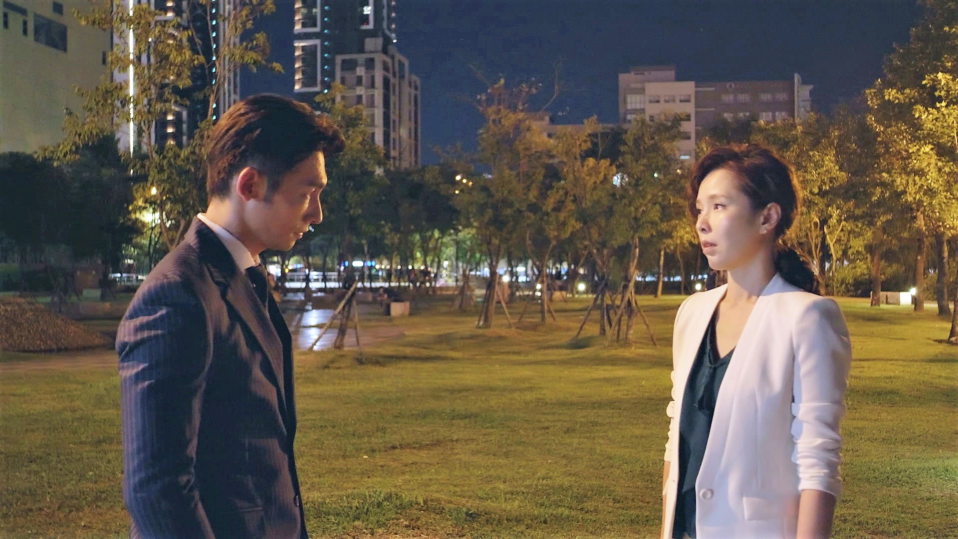 面對老婆攤牌，溫昇豪打死不認。（華視提供）