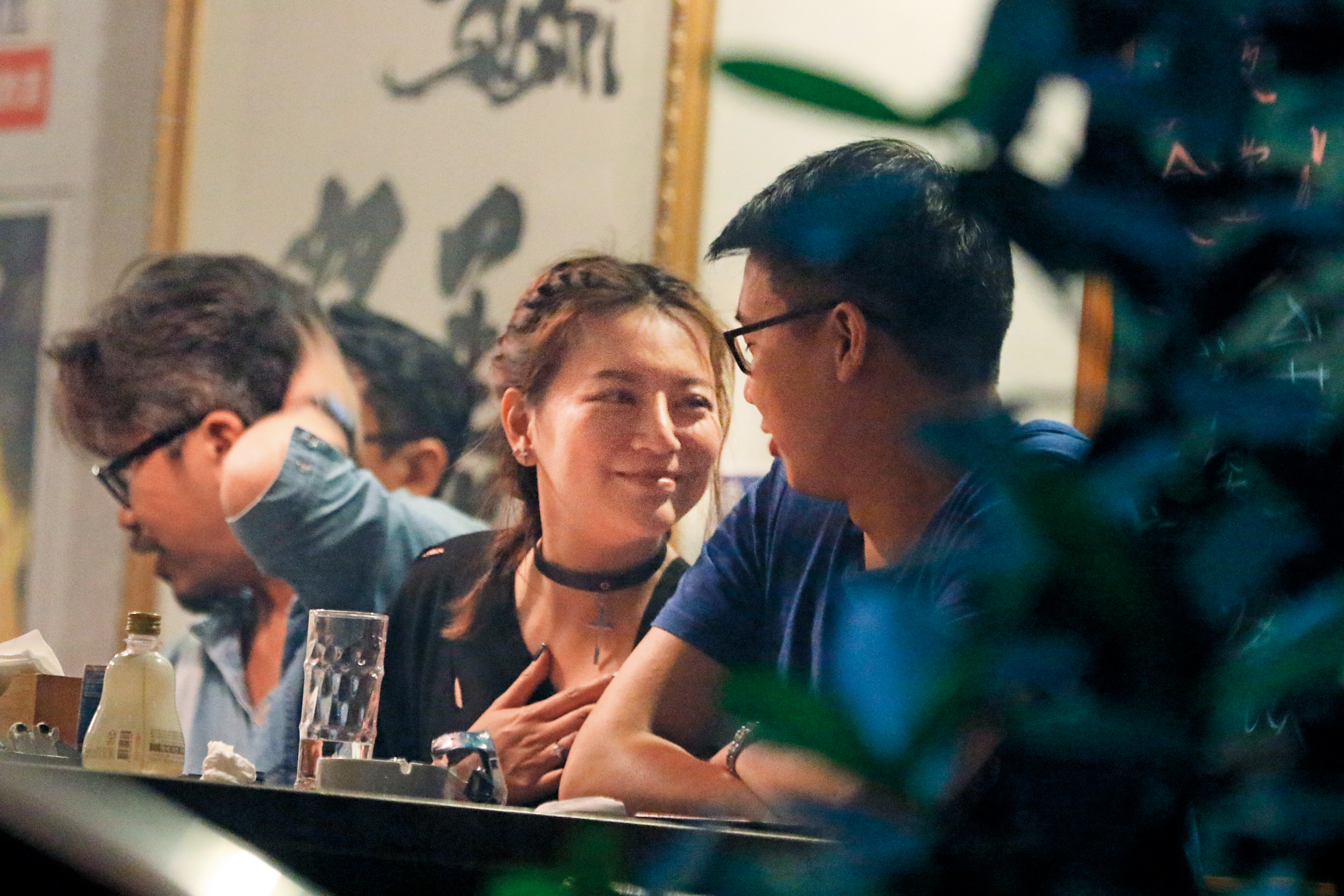 02：16 李妍憬跟鬍鬚男玩開時，不忘轉頭跟男友（右）來個深情對望，還使出拋媚眼調情招數，對著他眨眼眨到快抽筋。