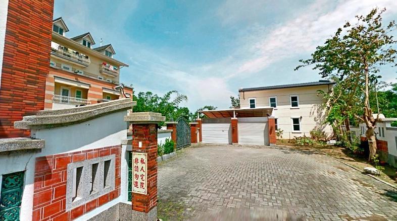 高雄市長韓國瑜妻子李佳芬在雲林古坑擁有的豪宅是農舍，有部分是違建加蓋。（取自Google地圖）