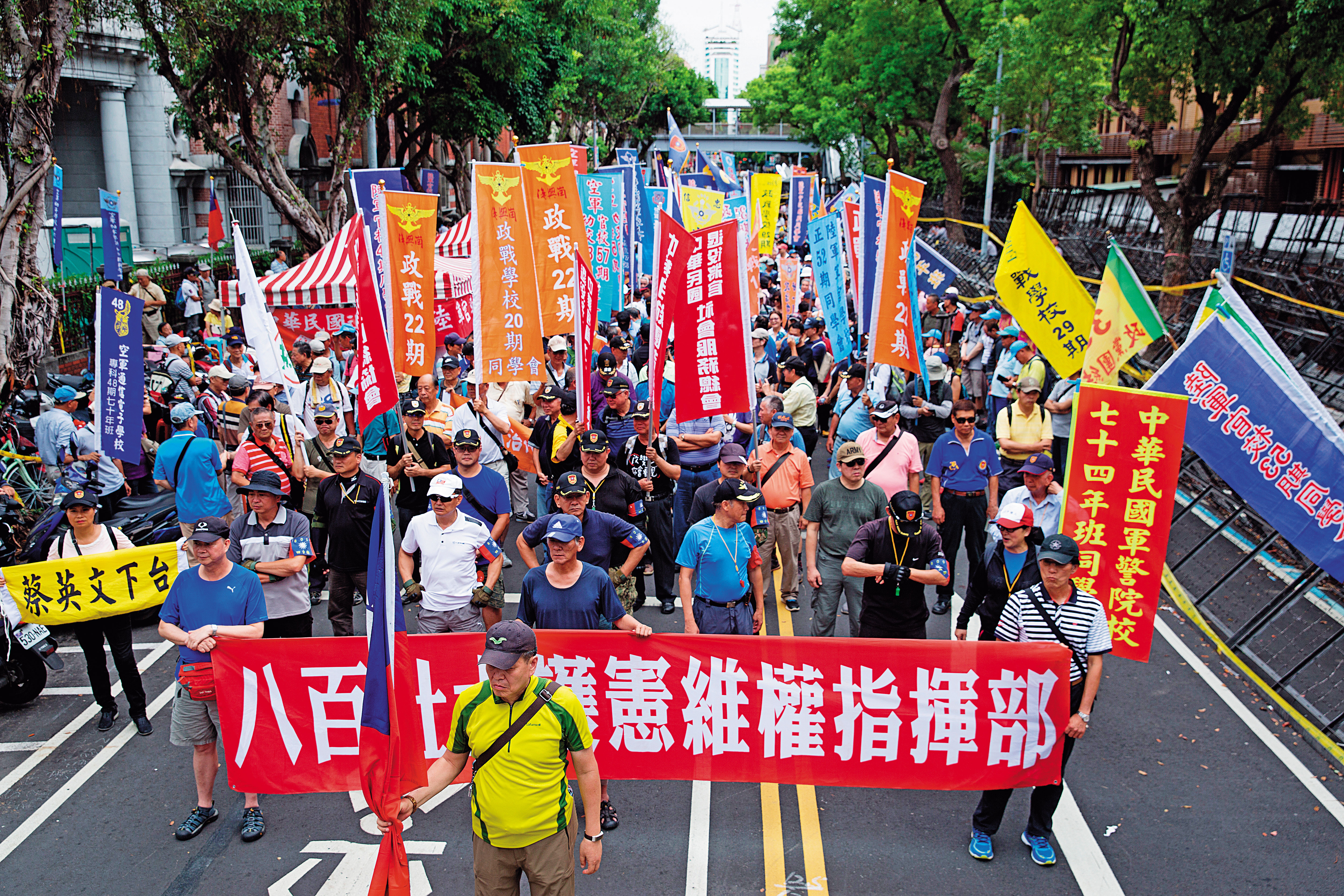 除了搶攻年輕票外,白色聯盟也主張恢復年金改革,還給軍公教尊嚴。