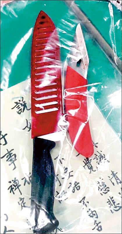警方從鄭嫌身上搜出尖刀及水果刀。（翻攝畫面）