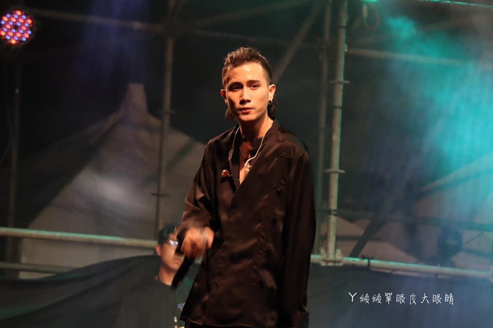 陳彥允穿一身黑衣上場,與台下歌迷互動嗨翻整場。(翻攝自ㄚ綾綾單眼皮大眼睛臉書)