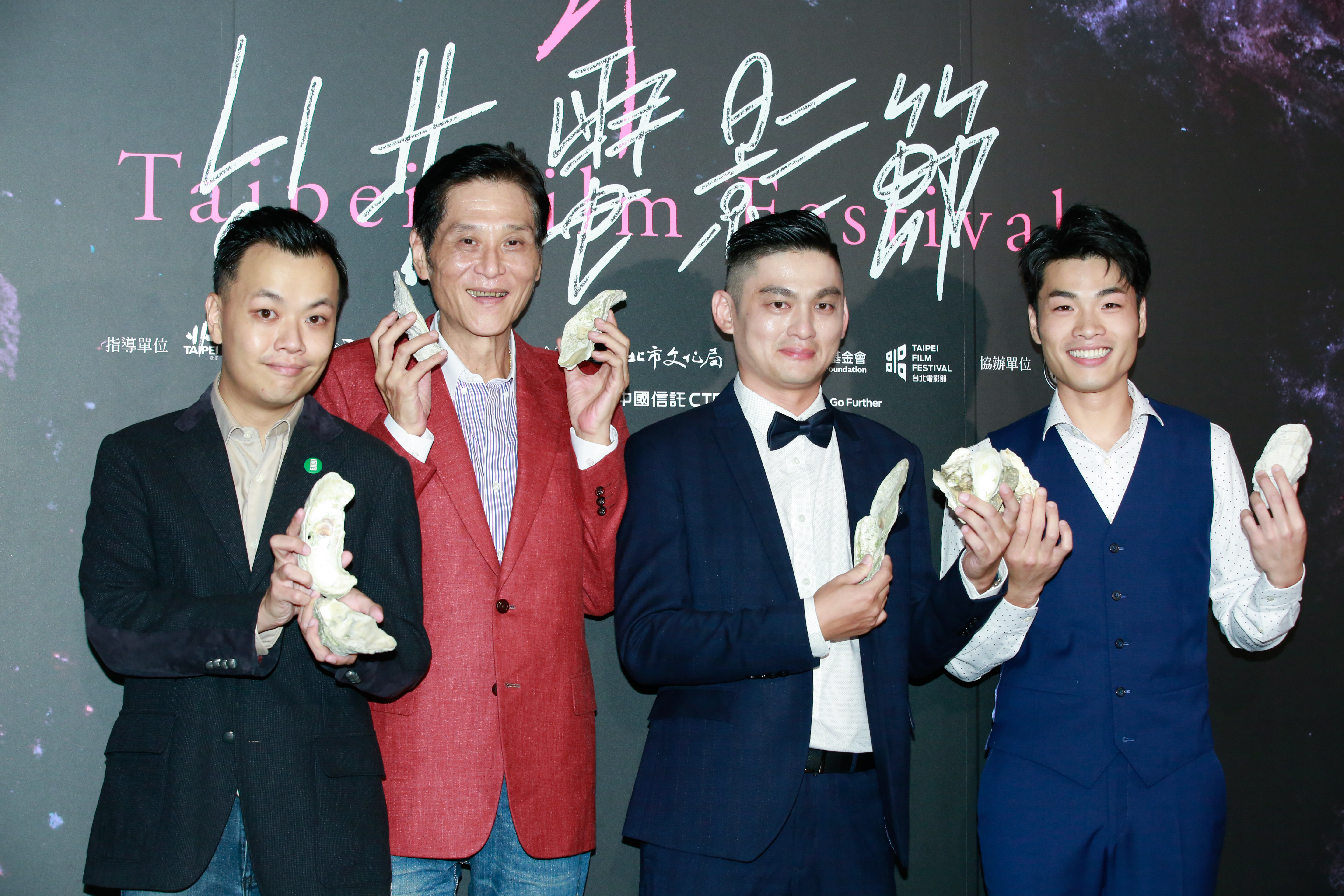 《蚵豐村》在台北電影節首映,導演林龍吟(左起)、喜翔、林禹緒、陳莘太,一起手拿生蠔合影。