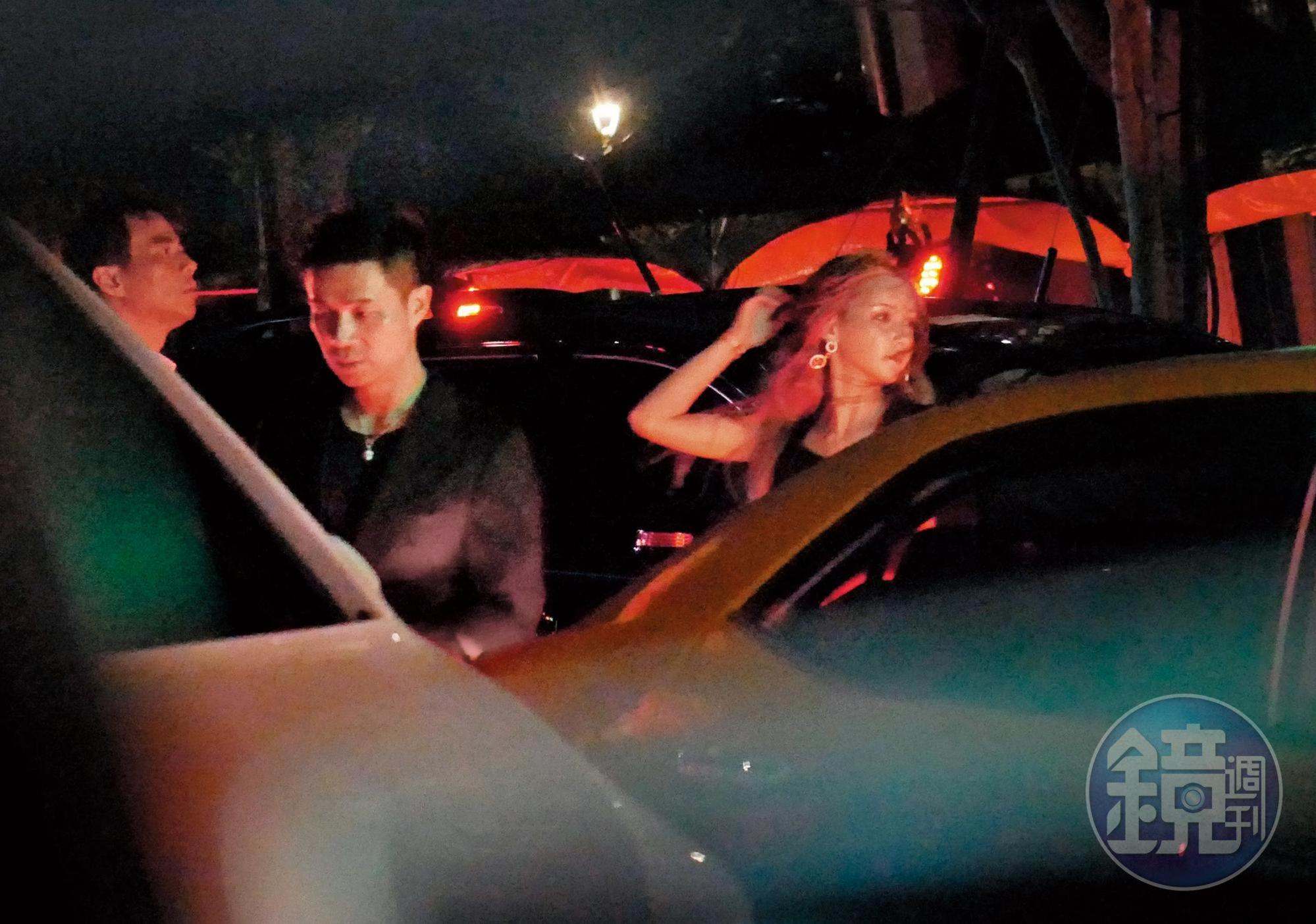 與許雅鈞同車的女子,準備上車的時候風情百百款。