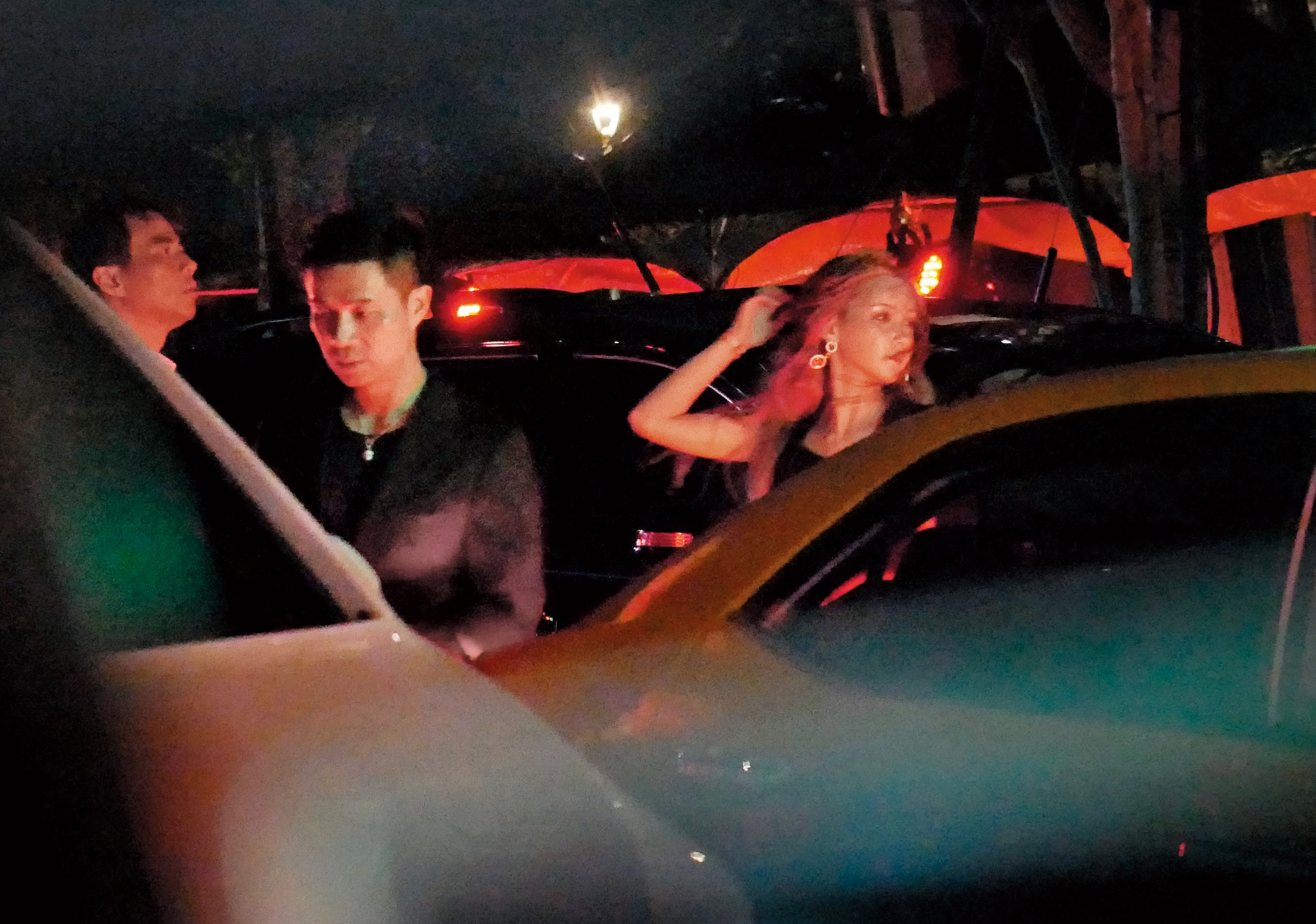 與許雅鈞同車的女子，準備上車的時候風情百百款。