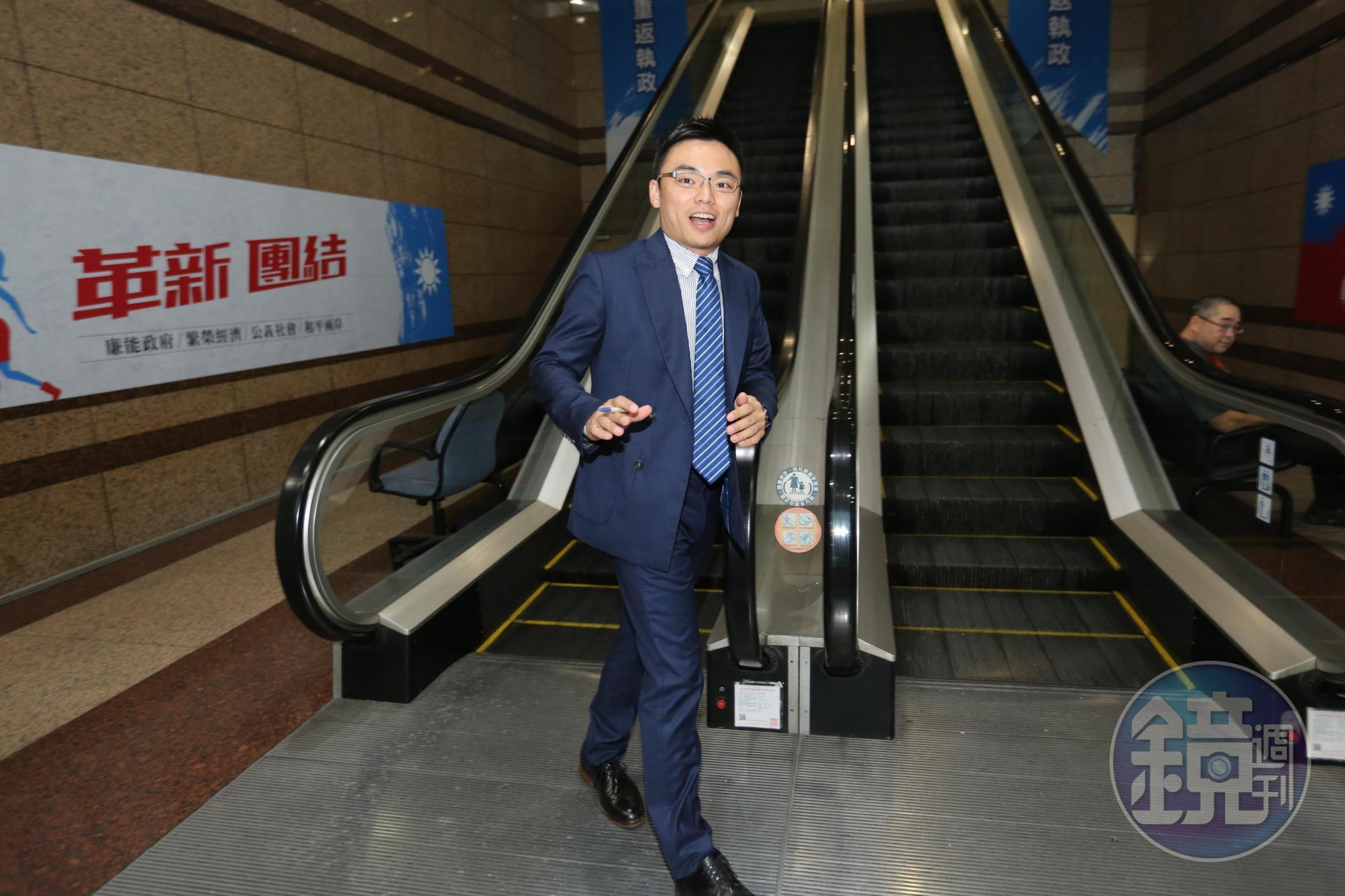總統蔡英文在文件上署名「台灣總統」，國民黨文傳會副主委洪孟楷轟自我矮化。