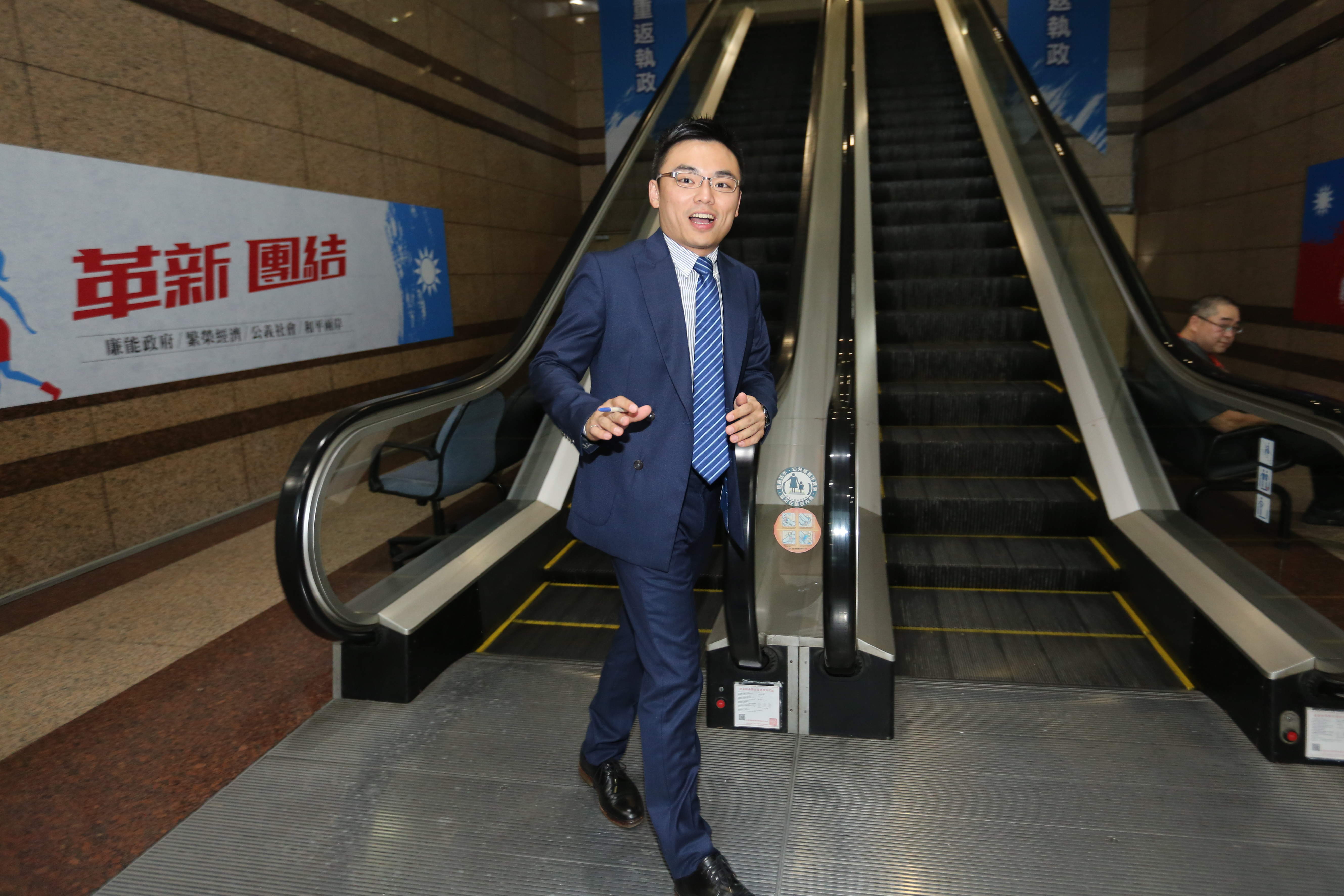 總統蔡英文在文件上署名「台灣總統」，國民黨文傳會副主委洪孟楷轟自我矮化。