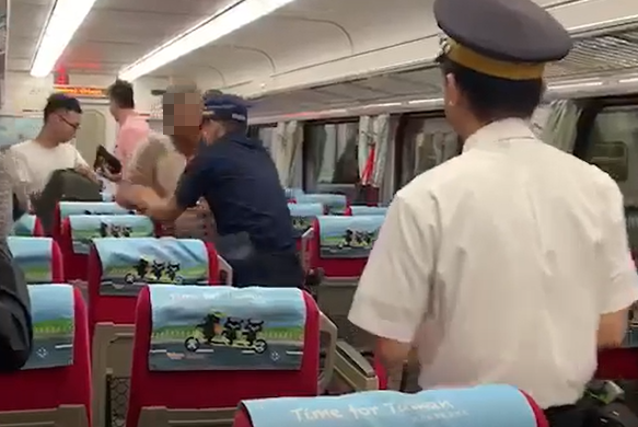 鄭男在補票過程中精神不穩，持刀刺傷員警，害其殉職。（翻攝畫面）