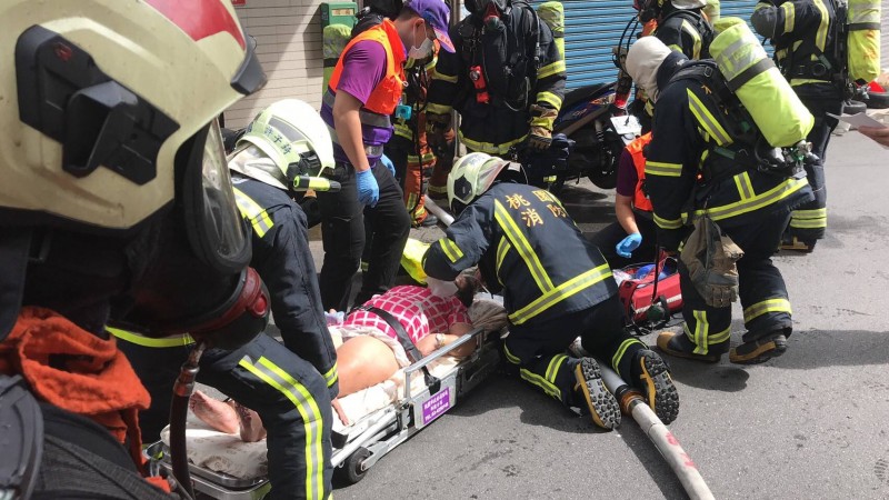 警消人員將受困住戶救出送醫。（翻攝畫面）