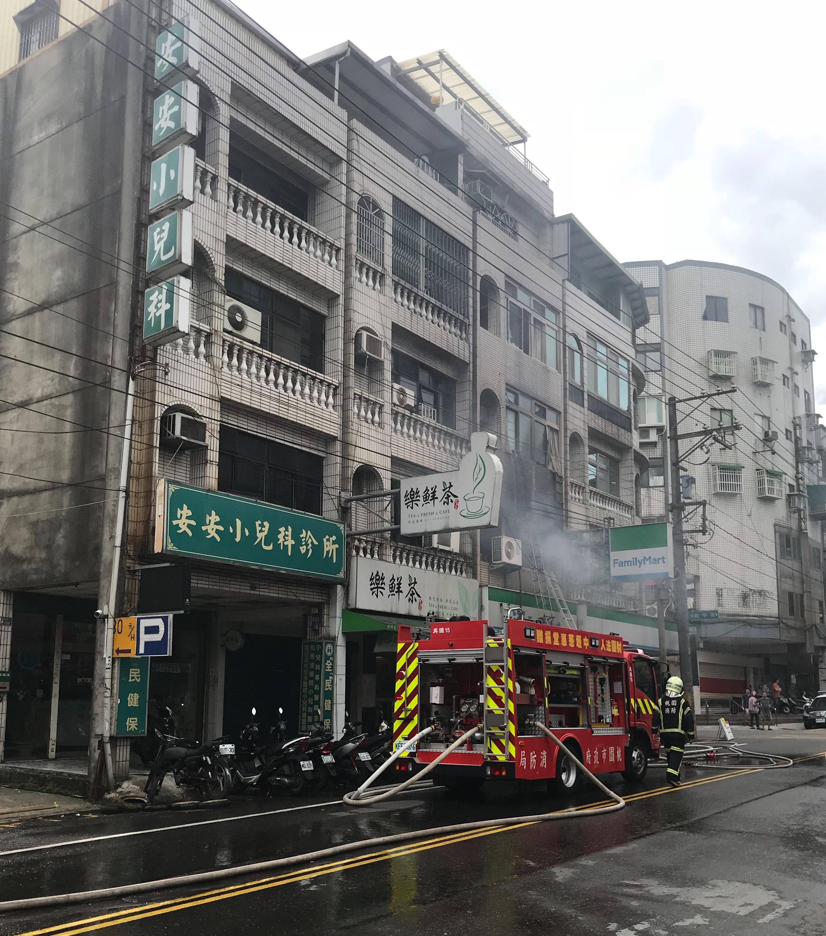 桃園中壢的1處透天厝2樓，今早冒出濃煙。（翻攝畫面）