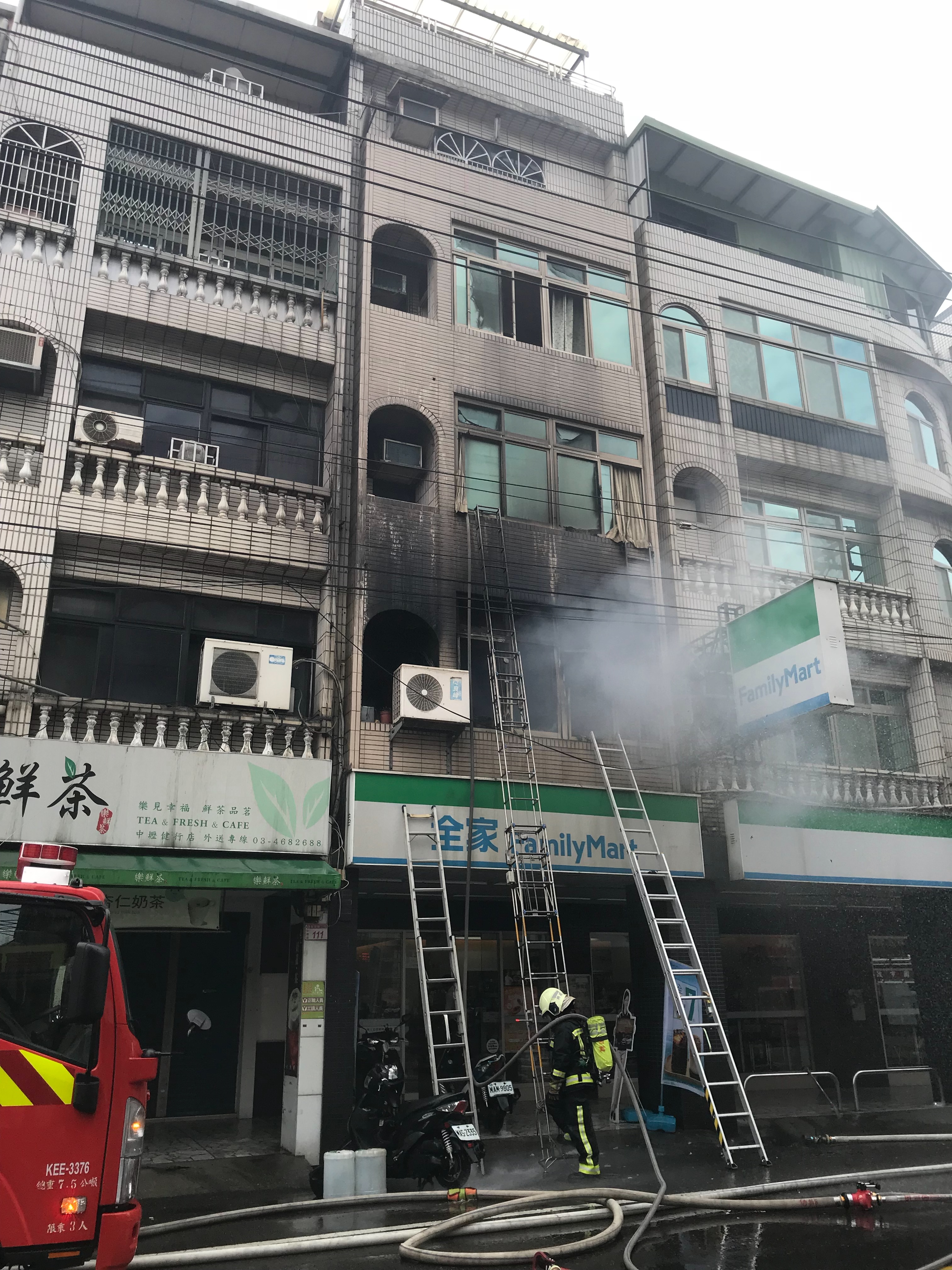 桃園消防出動16輛消防車進行救援。（翻攝畫面）