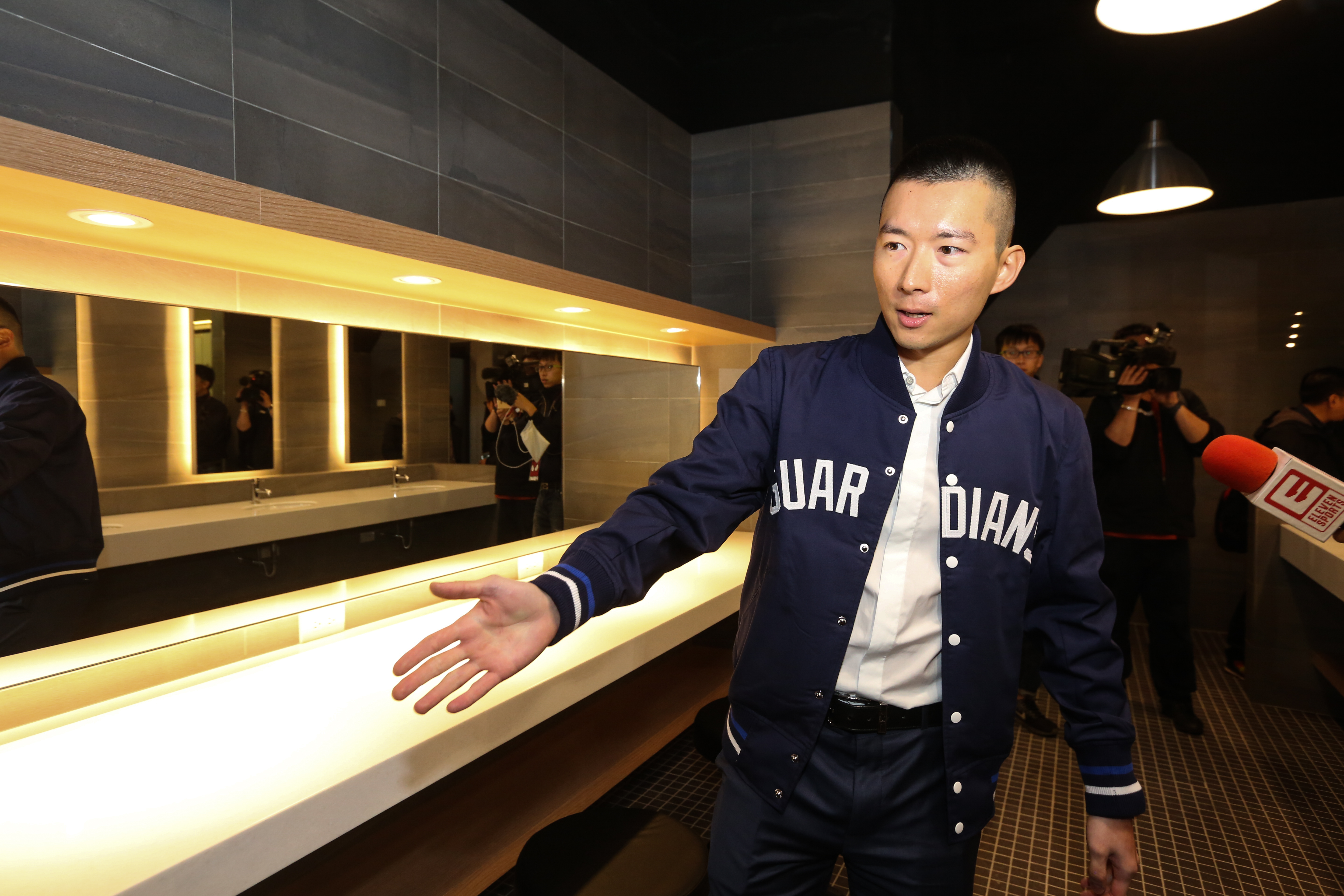 蔡承儒花1.5億元整修富邦悍將認領的新莊棒球場環境，廁所有五星級環境。