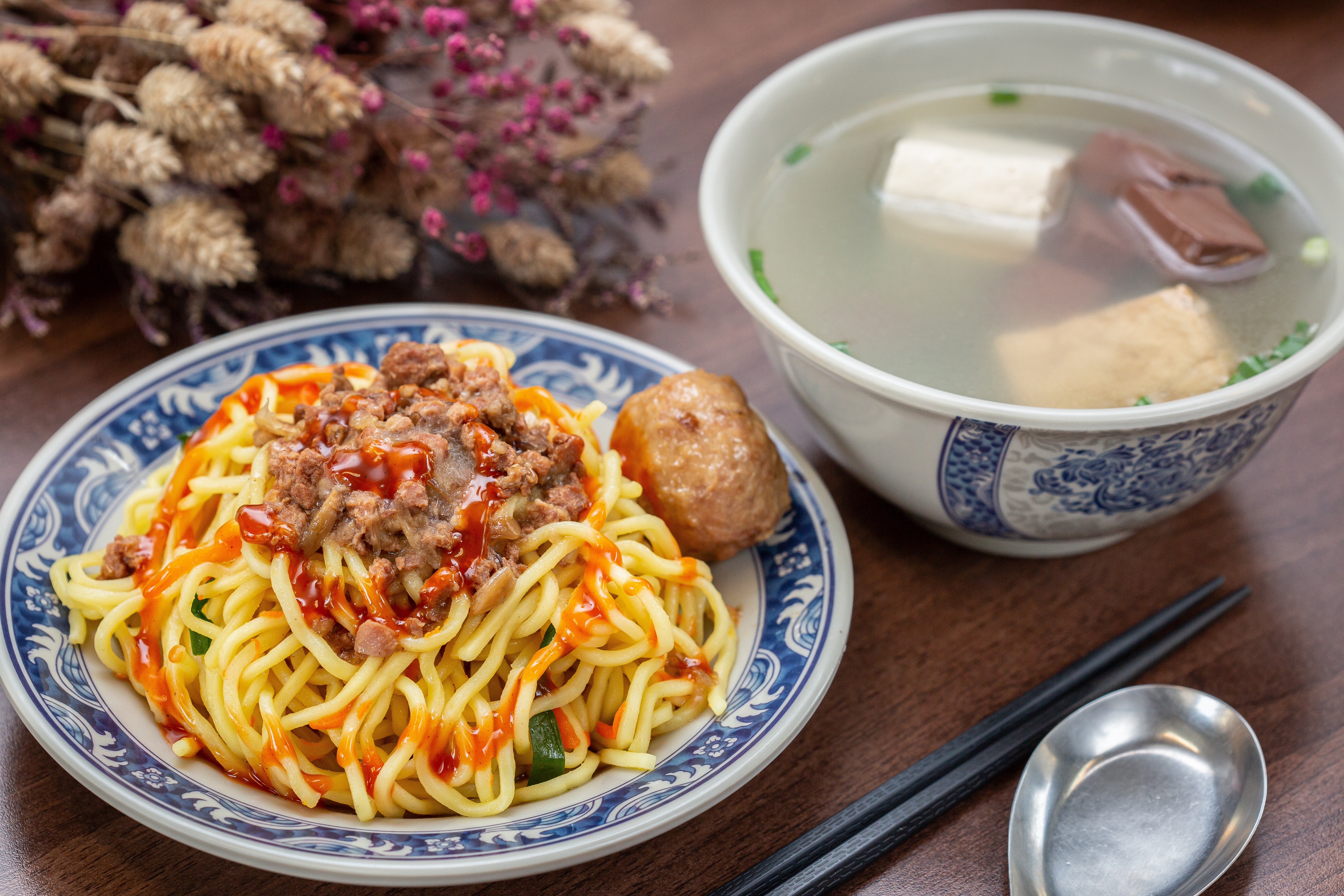 「阿波炒麵」Q彈麵條淋上蒜香肉臊，搭配綜合湯是蕭淳元最愛組合。（炒麵25元／盤、綜合湯15元／碗）