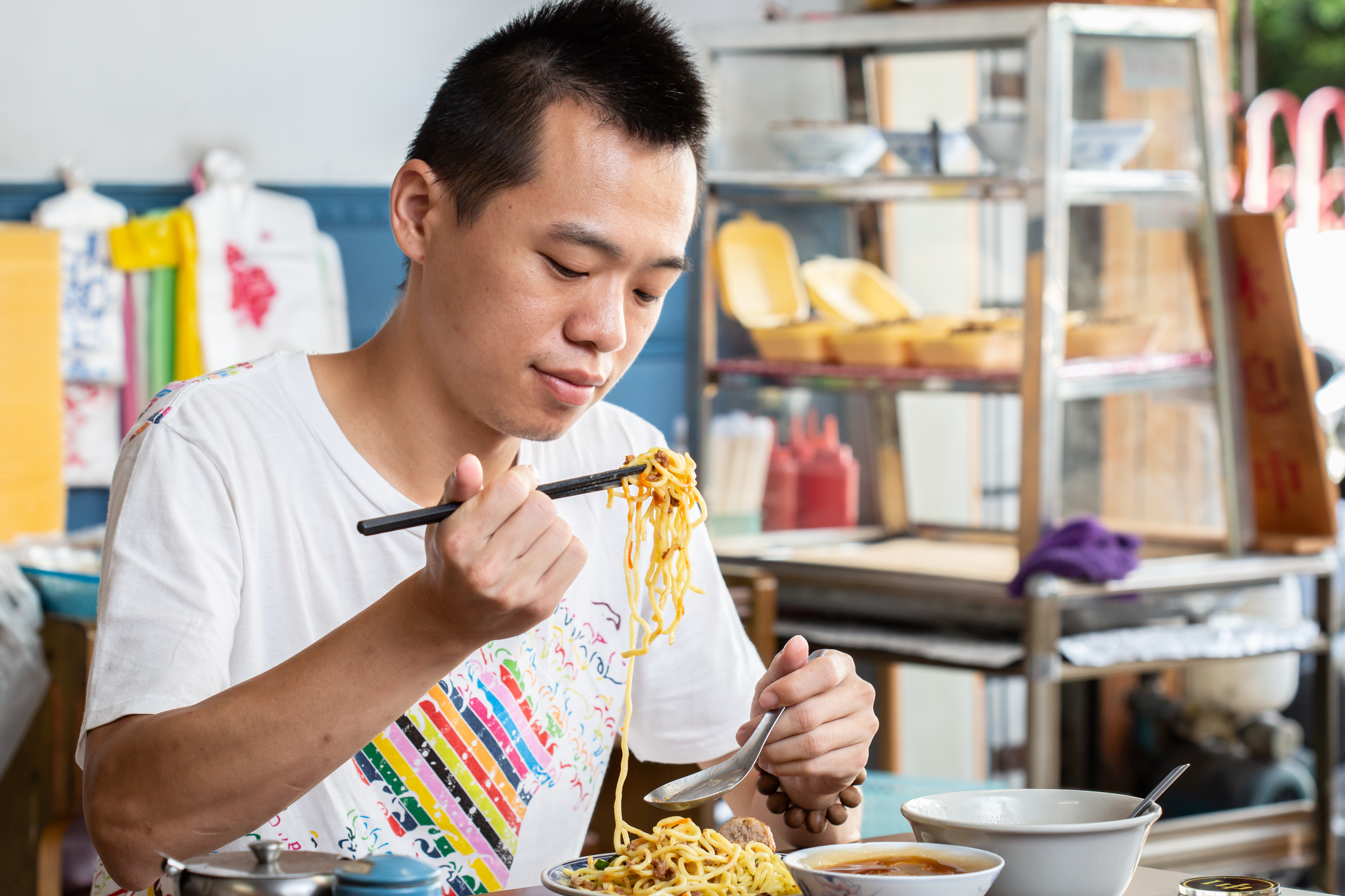 蕭淳元最喜歡他們家的蒜味香濃的搦仔麵。