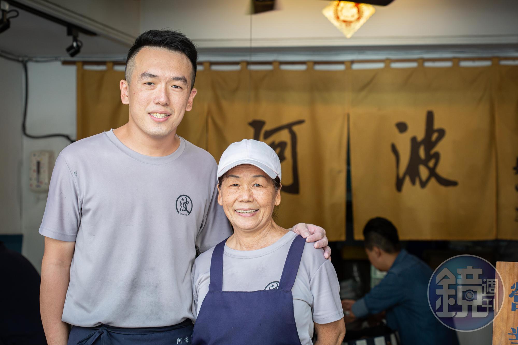 「阿波早點」第二代老闆王家文（左）返鄉與媽媽（右）一起經營老店。
