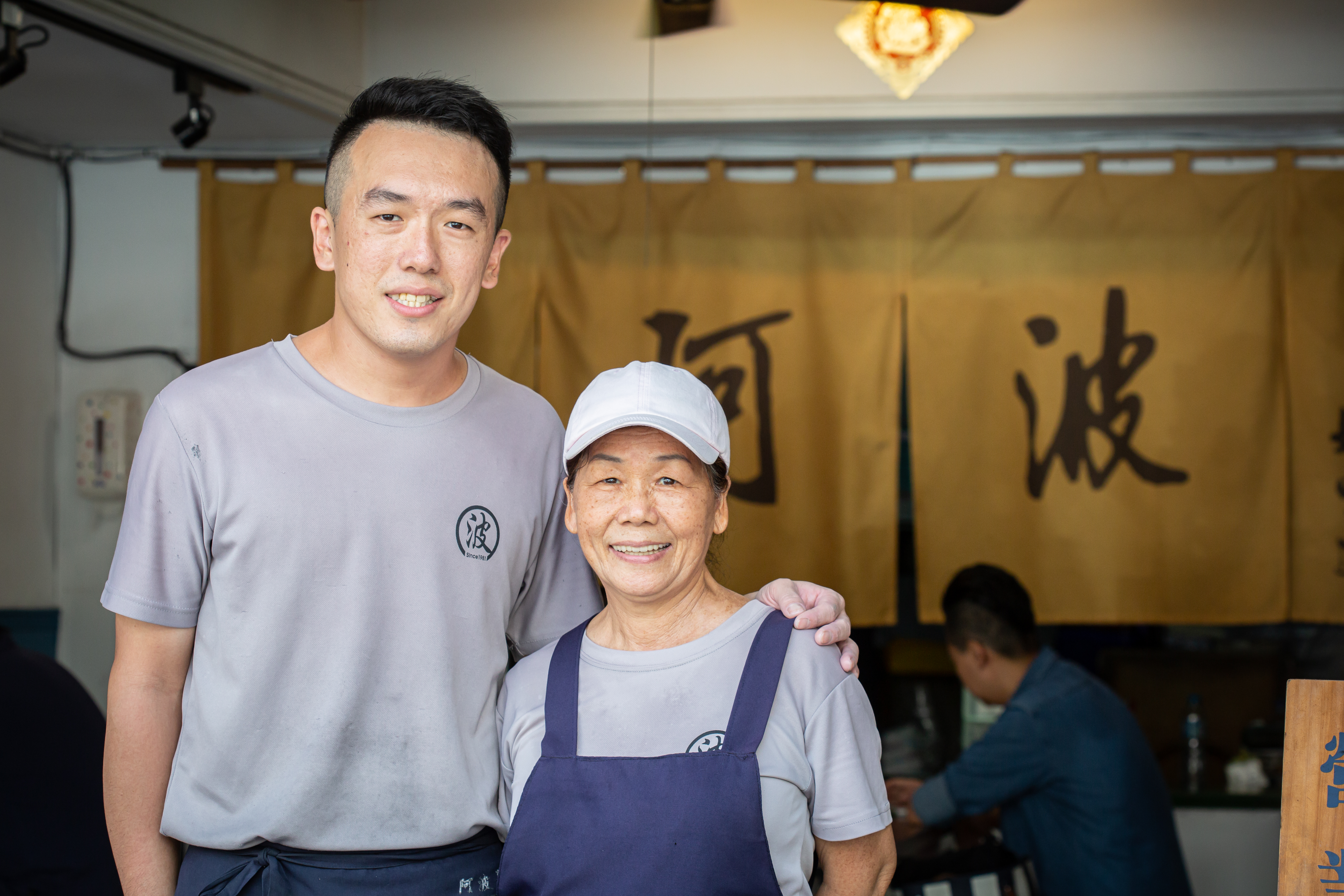 「阿波早點」第二代老闆王家文（左）返鄉與媽媽（右）一起經營老店。