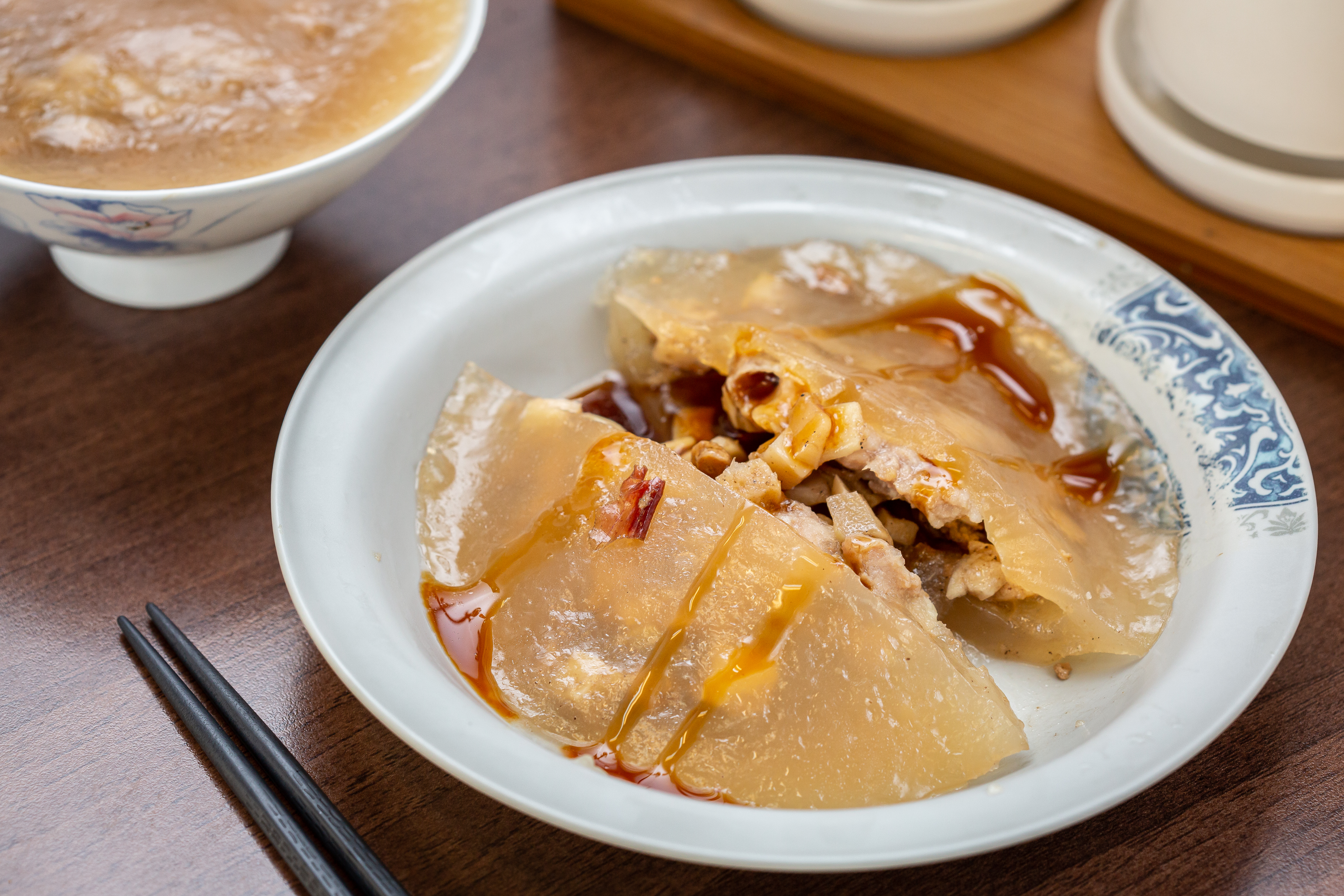 「涼圓」肉餡加了南投特產的鮮筍丁，粉皮涼潤、口感爽脆。（20元／份）