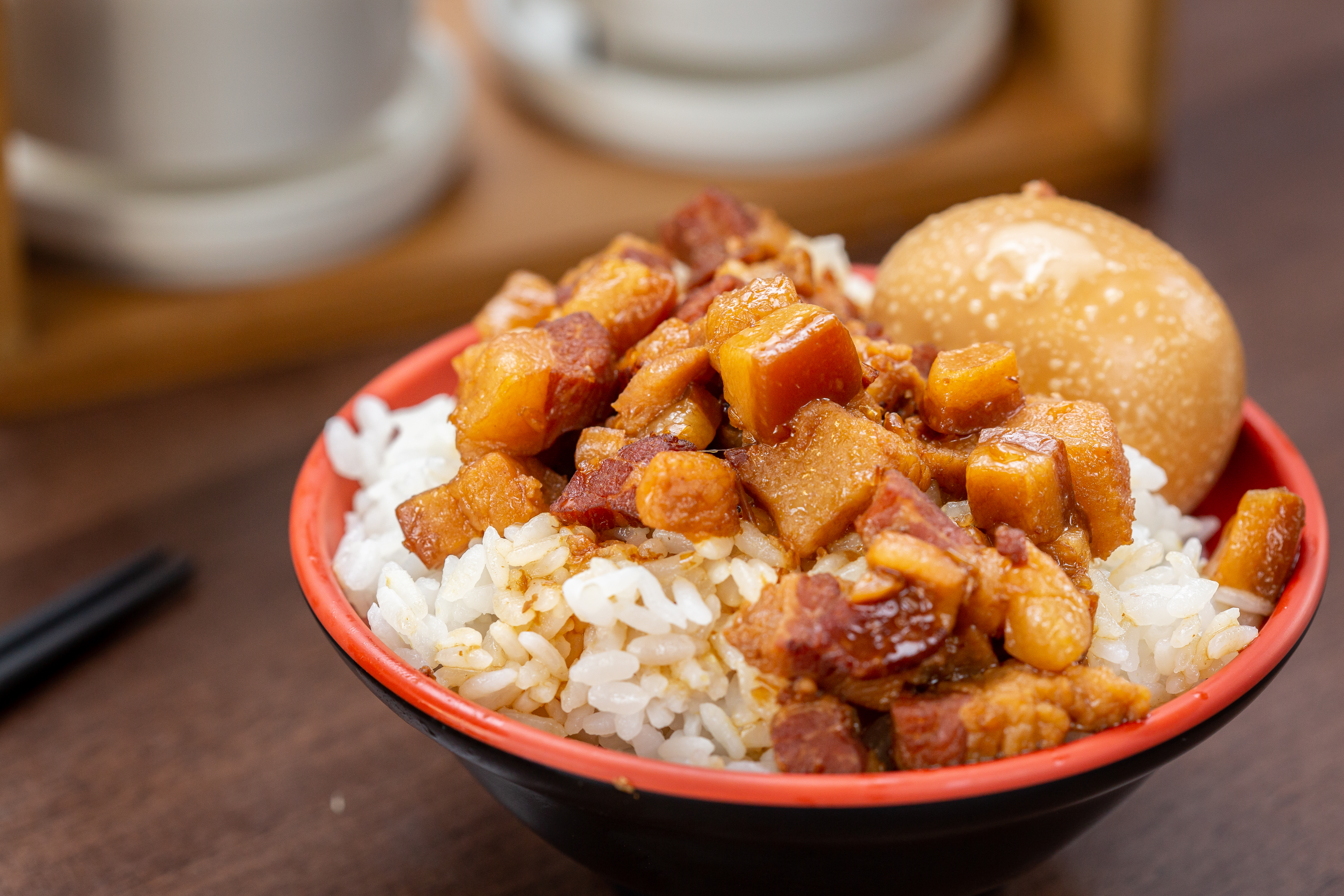 阿波早點的「肉臊飯」以手切，膠質滿點。（25元／碗）