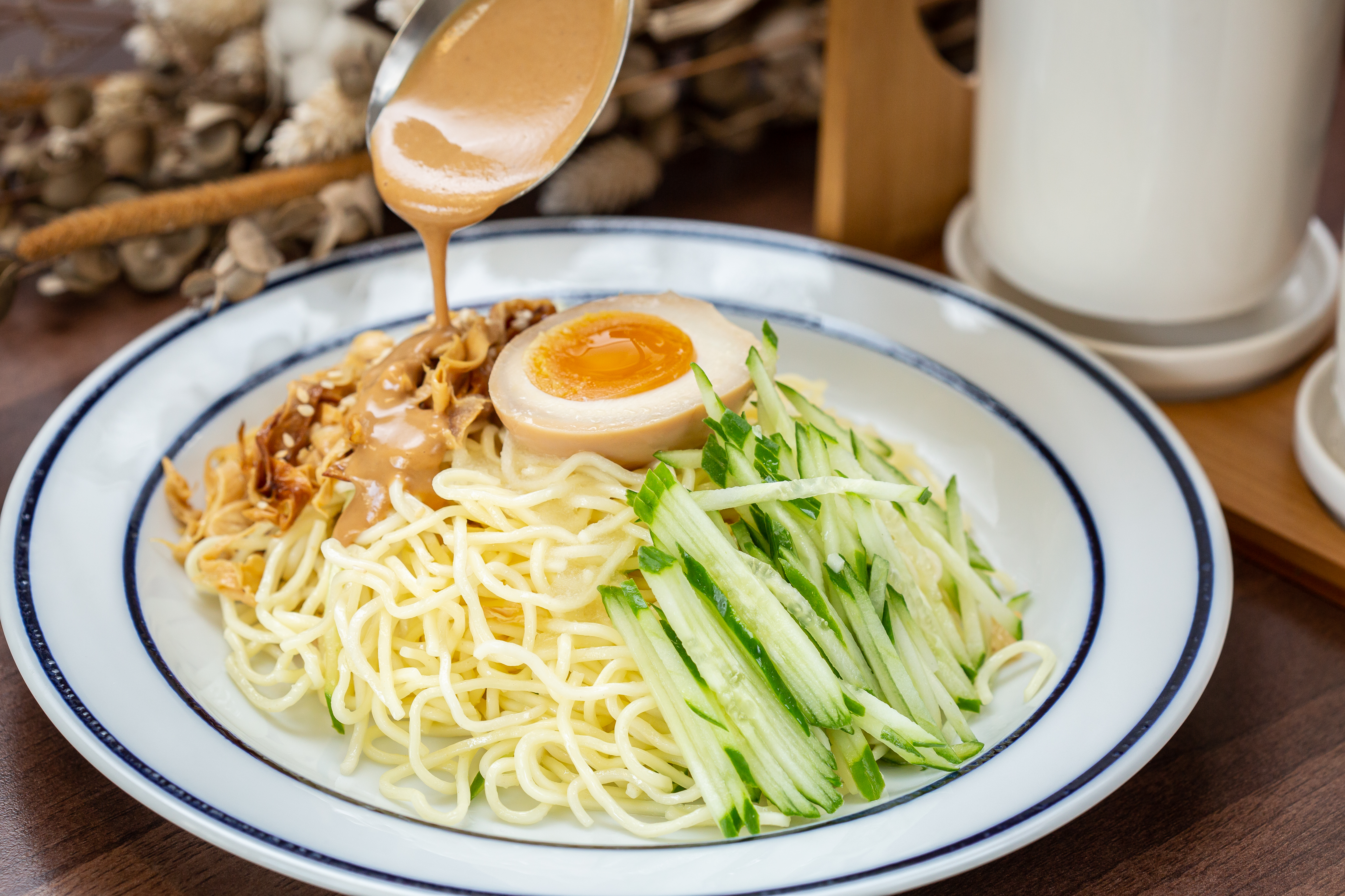 「涼麵」是王家文接手後才開發的品項，煙燻豆皮與加入手炒花生醬的麻醬特別對味。（40元／份）