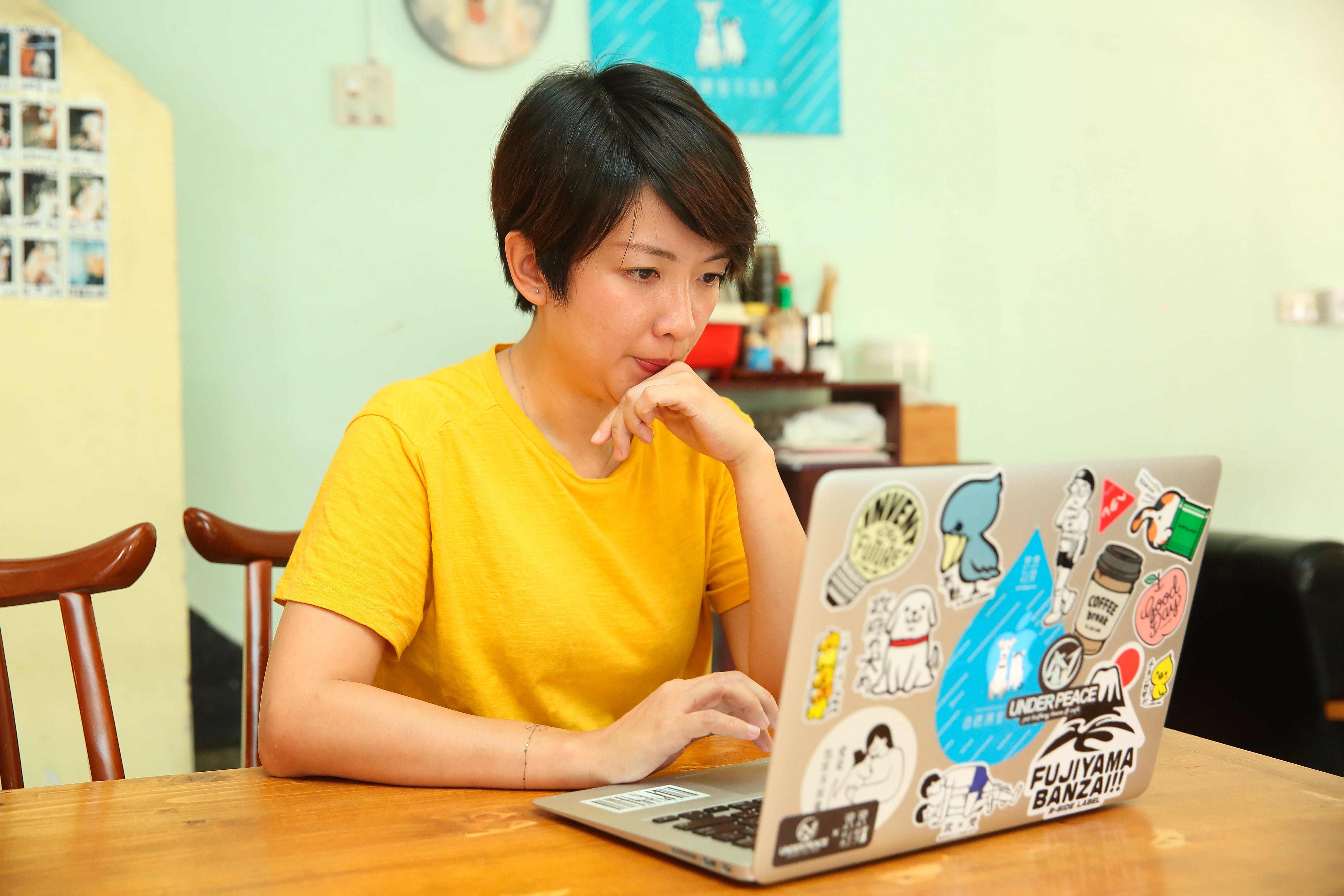 譚柔帶領一支3人團隊，當有新的流浪動物進駐時，會先拍照片與短片放上社群平台。